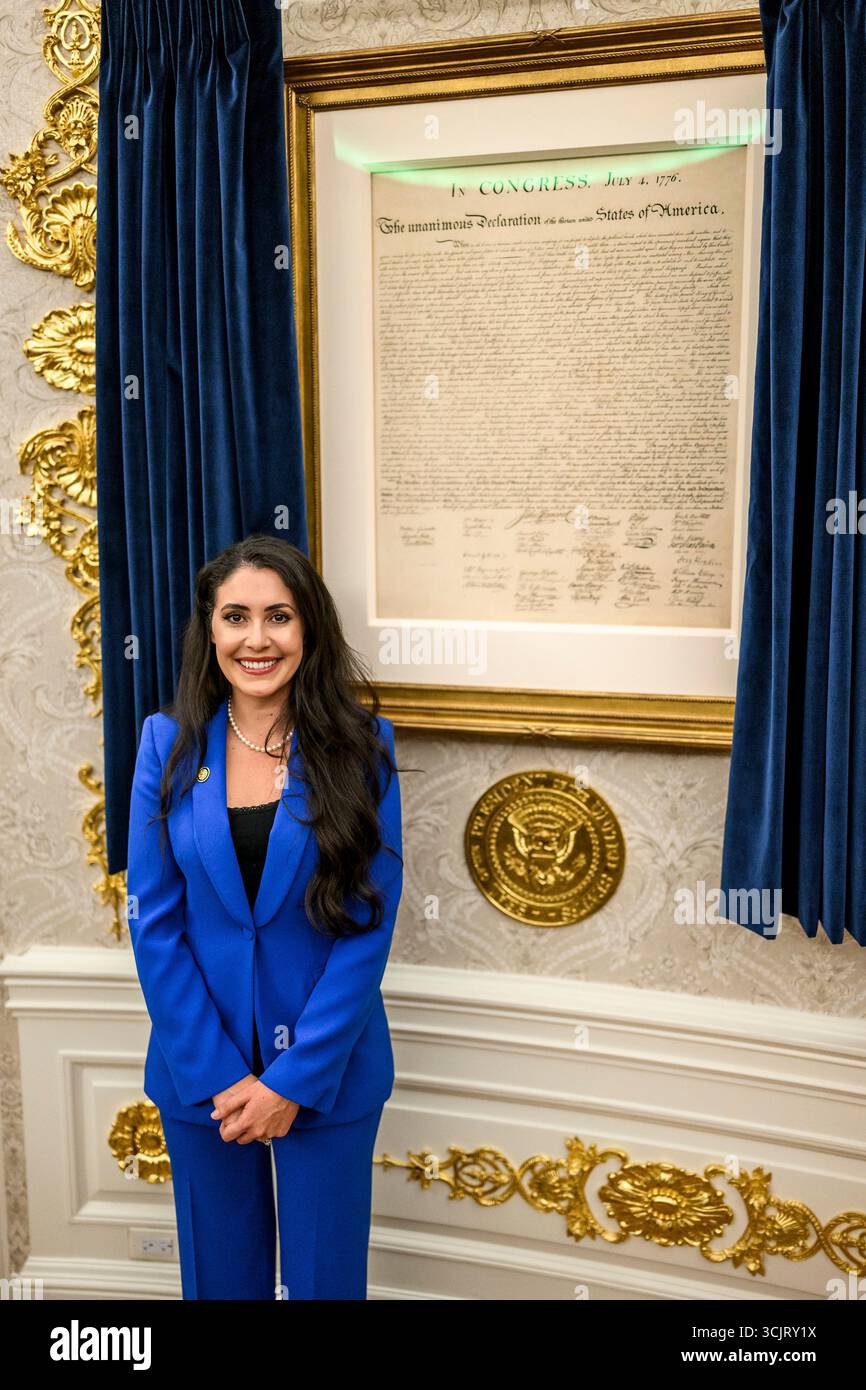 Washington, Usa. September 2025. Anna Paulina Luna, R-FL, posierte vor der US-Verfassung während eines Empfangs im Oval Office des Weißen Hauses am 5. September 2025 in Washington, D.C. Präsident Donald Trump, lud Mitglieder des Kongresses bei der ersten Veranstaltung im Rose Garden ein, seit er es mit Pflasterstein bedeckt hatte. Quelle: Daniel Torok/White House Photo/Alamy Live News Stockfoto