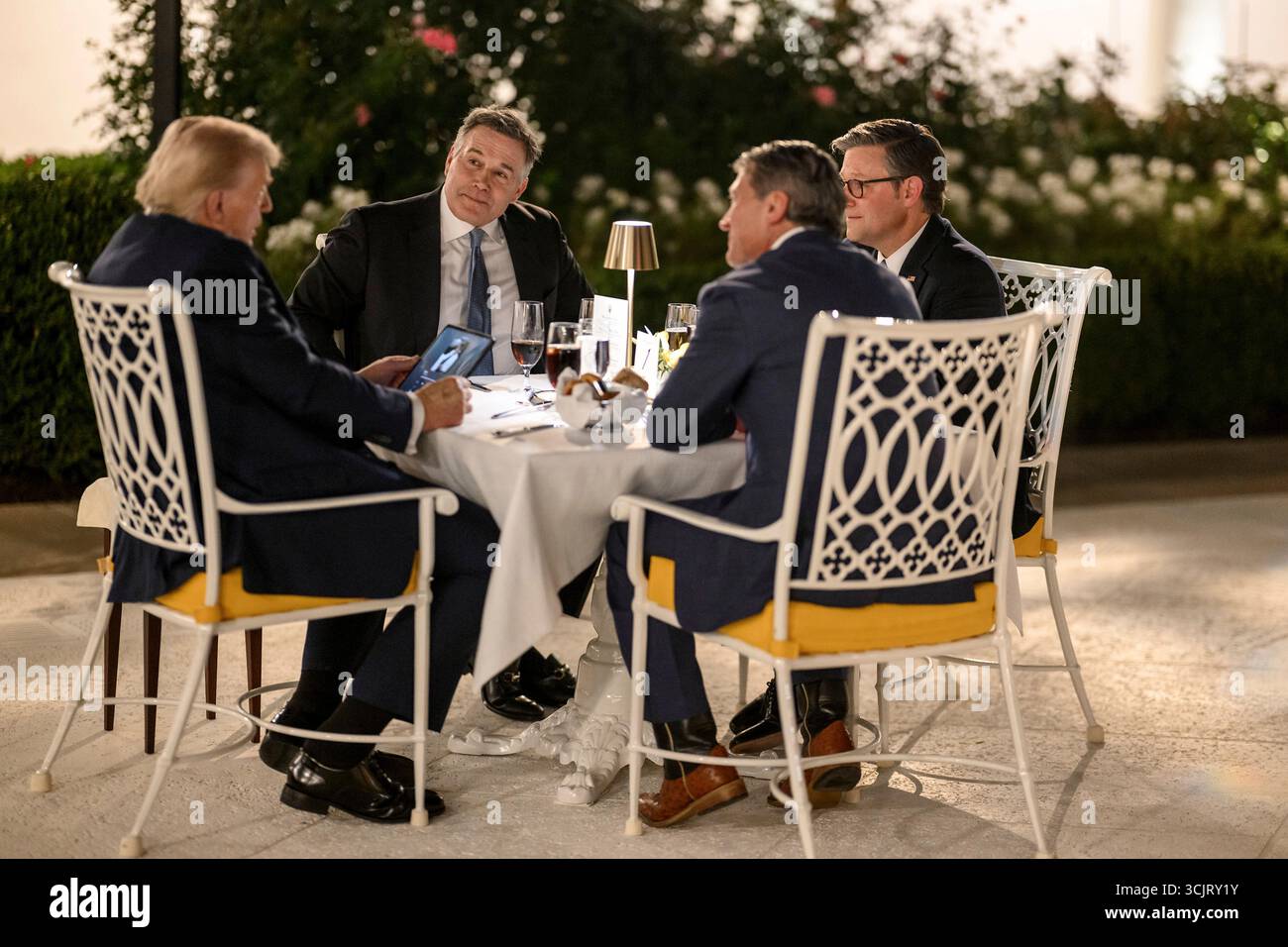 Washington, Usa. September 2025. US-Präsident Donald Trump, links, beherbergt Kongressabgeordnete während seiner ersten Veranstaltung im Rose Garden, seit er es im Weißen Haus mit Pflasterstein bedeckt, am 5. September 2025 in Washington, D.C. sitzend von links: Präsident Trump, Rep. Ronny Jackson, R-TX, House Speaker Mike Johnson, R-LA und Sen. Dave McCormick, R-PA. Quelle: Daniel Torok/White House Photo/Alamy Live News Stockfoto