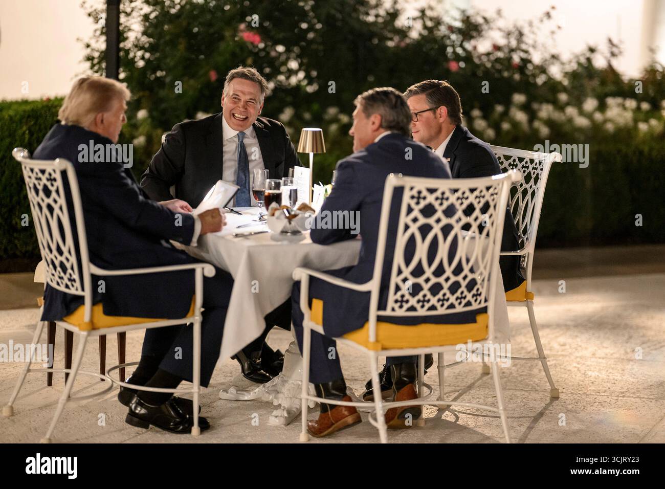 Washington, Usa. September 2025. US-Präsident Donald Trump, links, beherbergt Kongressabgeordnete während seiner ersten Veranstaltung im Rose Garden, seit er es im Weißen Haus mit Pflasterstein bedeckt, am 5. September 2025 in Washington, D.C. sitzend von links: Präsident Trump, Rep. Ronny Jackson, R-TX, House Speaker Mike Johnson, R-LA und Sen. Dave McCormick, R-PA. Quelle: Daniel Torok/White House Photo/Alamy Live News Stockfoto