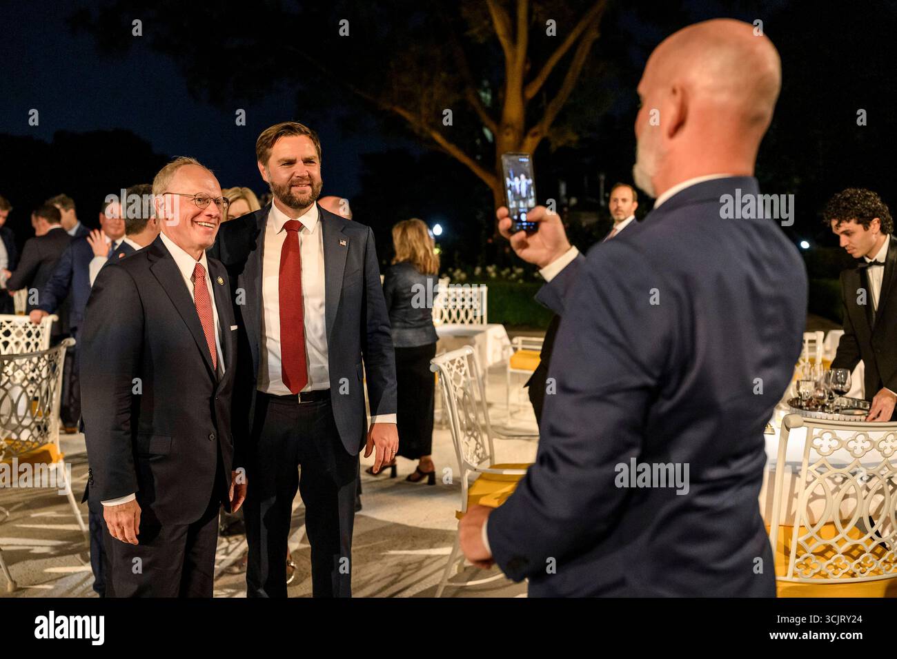 Washington, Usa. September 2025. US-Vizepräsident JD Vance, Center, posiert mit Kongressabgeordneten während der ersten Veranstaltung im Rose Garden seit der Abdeckung mit Pflastersteinen im Weißen Haus, 5. September 2025 in Washington, D.C. Credit: Daniel Torok/White House Photo/Alamy Live News Stockfoto