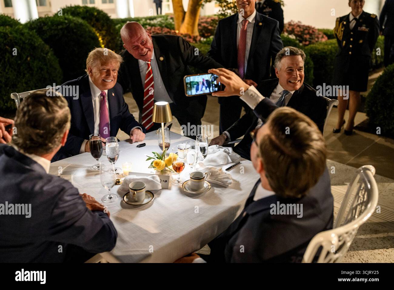 Washington, Usa. September 2025. Mitglieder des Kongresses posieren für Selfies mit US-Präsident Donald Trump, links, während er während der ersten Veranstaltung im Rose Garden, seit er es mit Pflasterstein im Weißen Haus bedeckt, am 5. September 2025 in Washington, D.C. Credit: Daniel Torok/White House Photo/Alamy Live News Stockfoto