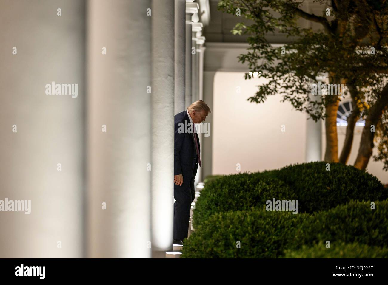 Washington, Usa. September 2025. US-Präsident Donald Trump kommt zum ersten Event im Rose Garden, seit er es mit Pflasterstein im Weißen Haus bedeckt, am 5. September 2025 in Washington, D.C. Credit: Daniel Torok/White House Photo/Alamy Live News Stockfoto