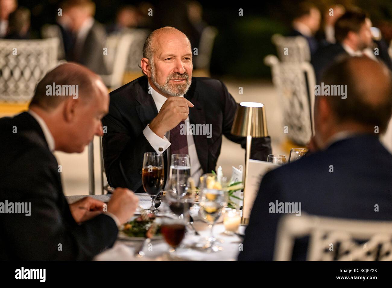 Washington, Usa. September 2025. US-Handelsminister Howard Lutnick, Zentrum, während der ersten Veranstaltung im Rose Garden seit der Abdeckung mit Pflasterstein im Weißen Haus, 5. September 2025 in Washington, D.C. Credit: Daniel Torok/White House Photo/Alamy Live News Stockfoto