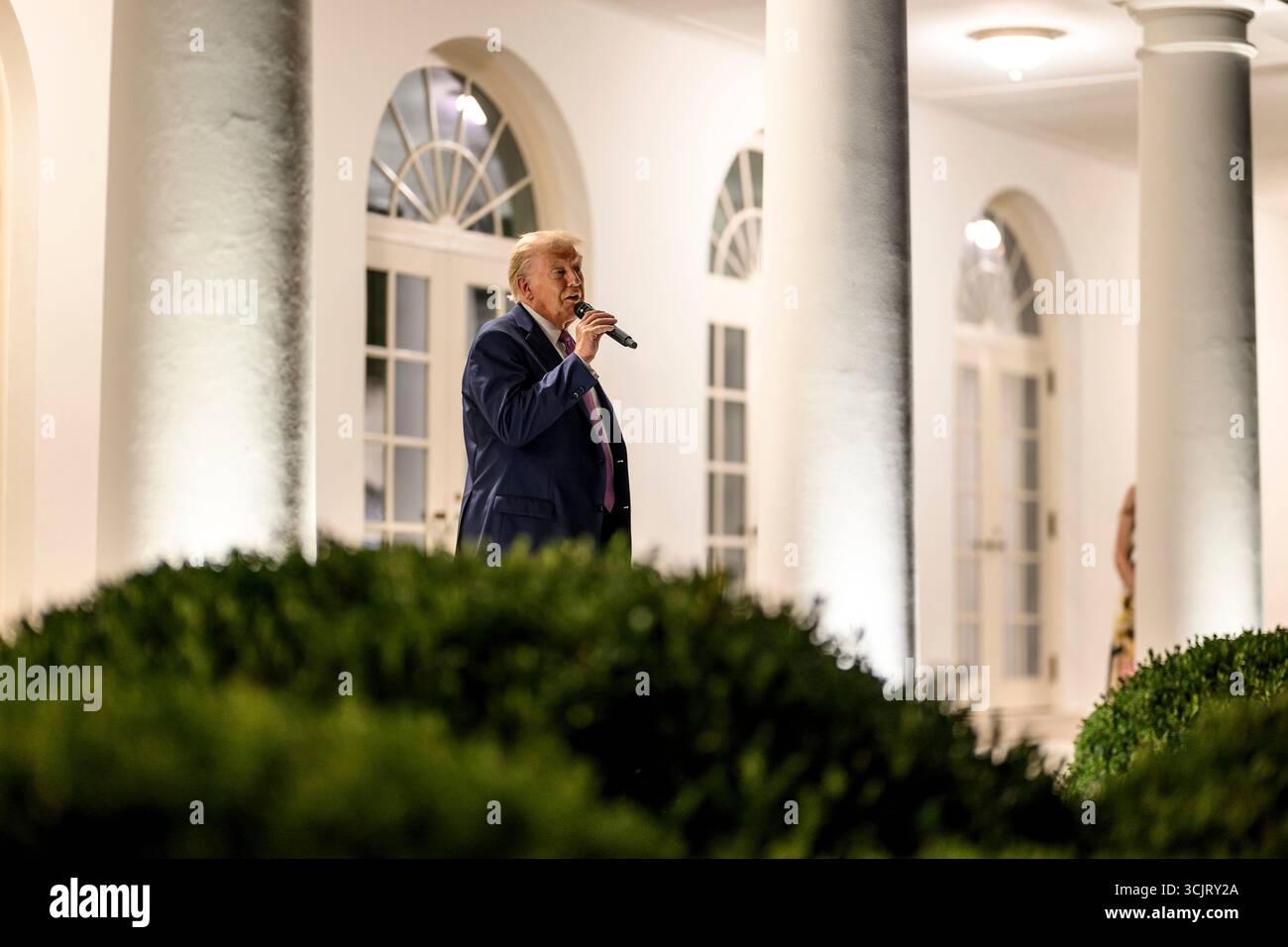 Washington, Usa. September 2025. US-Präsident Donald Trump, hält während seiner ersten Veranstaltung im Rose Garden, seit er es im Weißen Haus mit Pflasterstein bedeckt, am 5. September 2025 in Washington, D.C. Credit: Daniel Torok/White House Photo/Alamy Live News Stockfoto