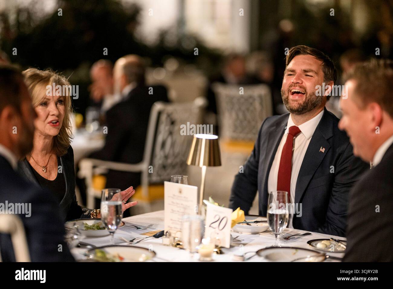 Washington, Usa. September 2025. US-Vizepräsident JD Vance, rechts, lacht, als er mit Kongressabgeordneten sitzt, während er bei der ersten Veranstaltung im Rose Garden seit der Abdeckung mit Pflasterstein im Weißen Haus, 5. September 2025 in Washington, D.C. Credit: Daniel Torok/White House Photo/Alamy Live News Stockfoto