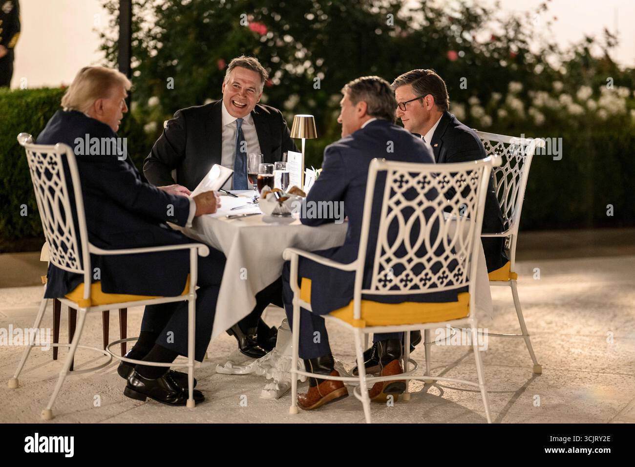 Washington, Usa. September 2025. US-Präsident Donald Trump, links, beherbergt Kongressabgeordnete während seiner ersten Veranstaltung im Rose Garden, seit er es im Weißen Haus mit Pflasterstein bedeckt, am 5. September 2025 in Washington, D.C. sitzend von links: Präsident Trump, Rep. Ronny Jackson, R-TX, House Speaker Mike Johnson, R-LA und Sen. Dave McCormick, R-PA. Quelle: Daniel Torok/White House Photo/Alamy Live News Stockfoto