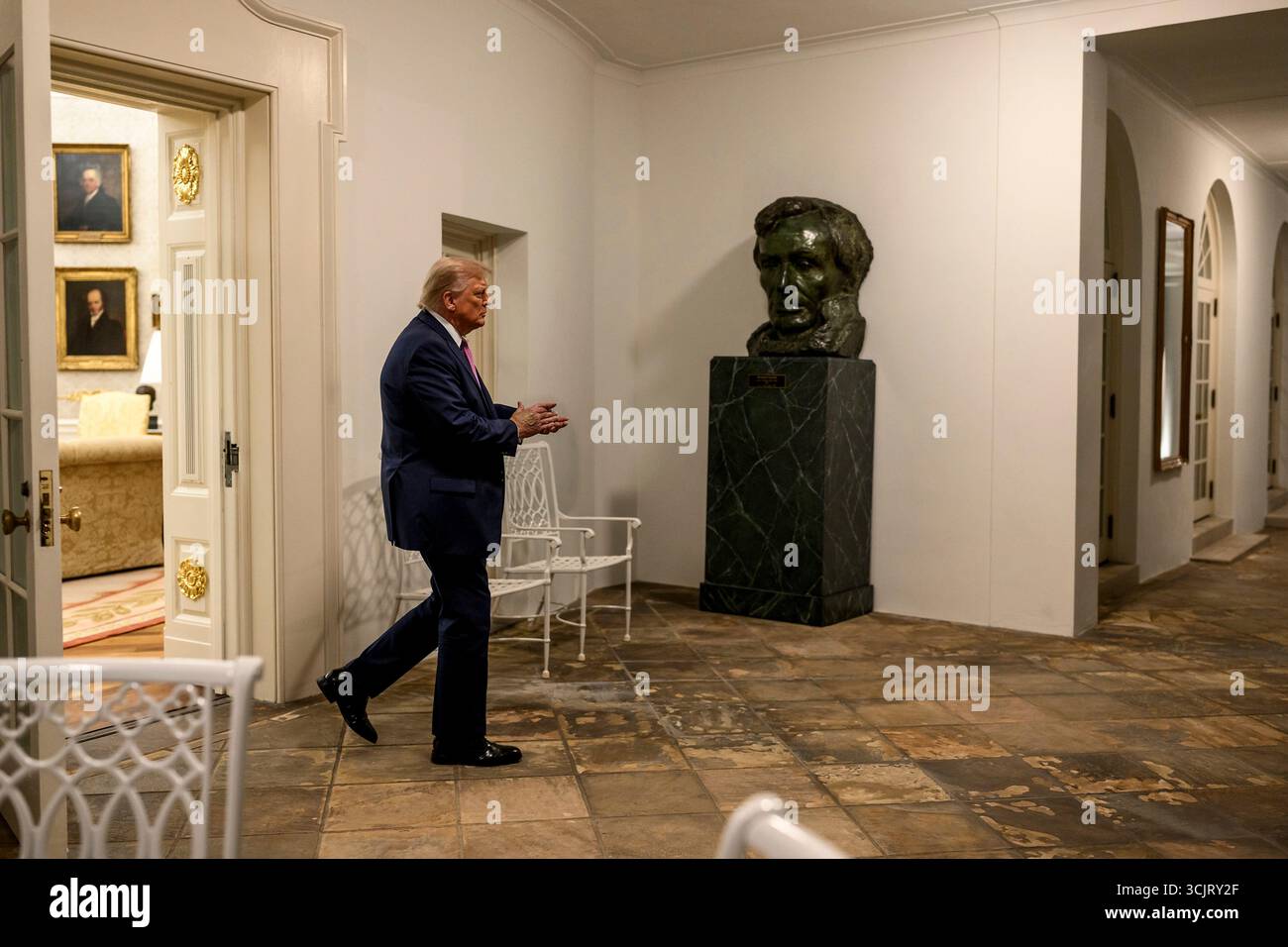 Washington, Usa. September 2025. US-Präsident Donald Trump verlässt das Oval Office, um die erste Veranstaltung im Rose Garden zu veranstalten, seit sie im Weißen Haus mit Pflasterstein bedeckt wurde, 5. September 2025 in Washington, D.C. Credit: Daniel Torok/White House Photo/Alamy Live News Stockfoto