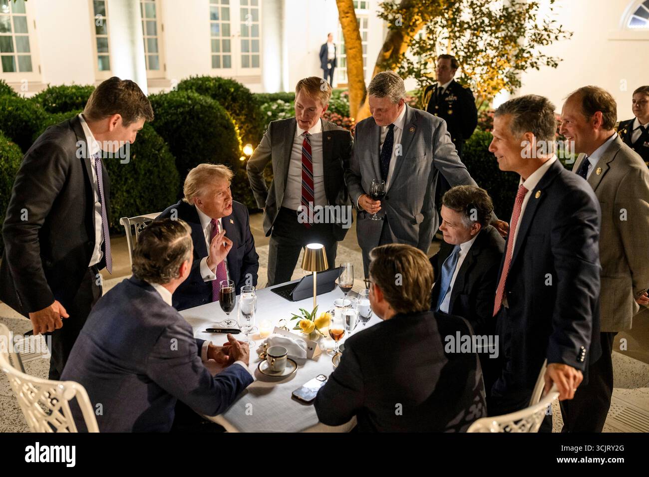 Washington, Usa. September 2025. Mitglieder des Kongresses drängen sich um US-Präsident Donald Trump, der während der ersten Veranstaltung im Rose Garden, seit er es im Weißen Haus mit Pflasterstein bedeckt, am 5. September 2025 in Washington, D.C. Credit: Daniel Torok/White House Photo/Alamy Live News Stockfoto