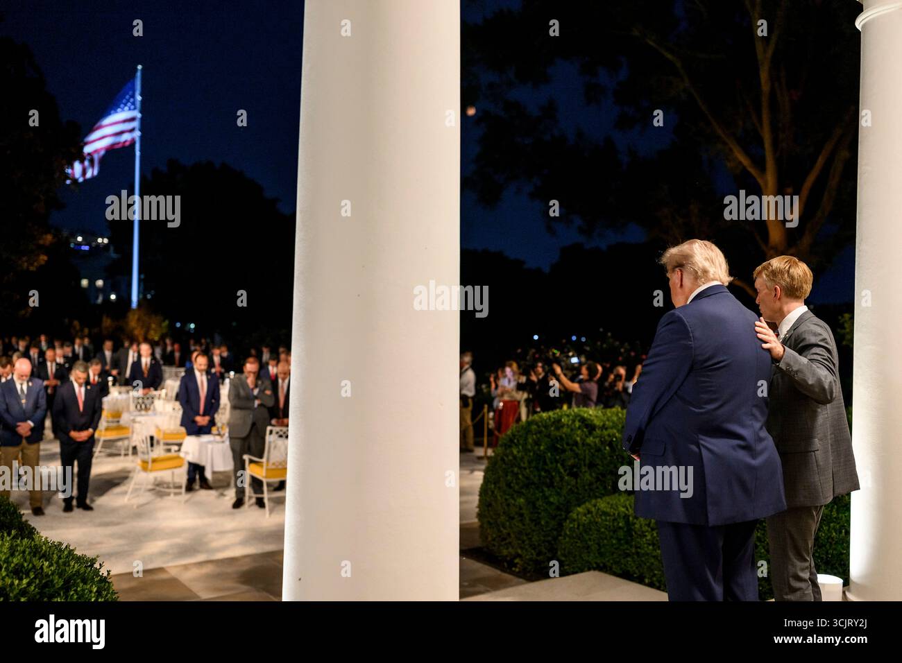 Washington, Usa. September 2025. US-Präsident Donald Trump, Linke, und Senator James Lankford, R-OK, sprechen während seiner ersten Veranstaltung im Rose Garden, seit er es mit Pflastersteinen im Weißen Haus bedeckt, am 5. September 2025 in Washington, D.C. Credit: Daniel Torok/White House Photo/Alamy Live News Stockfoto