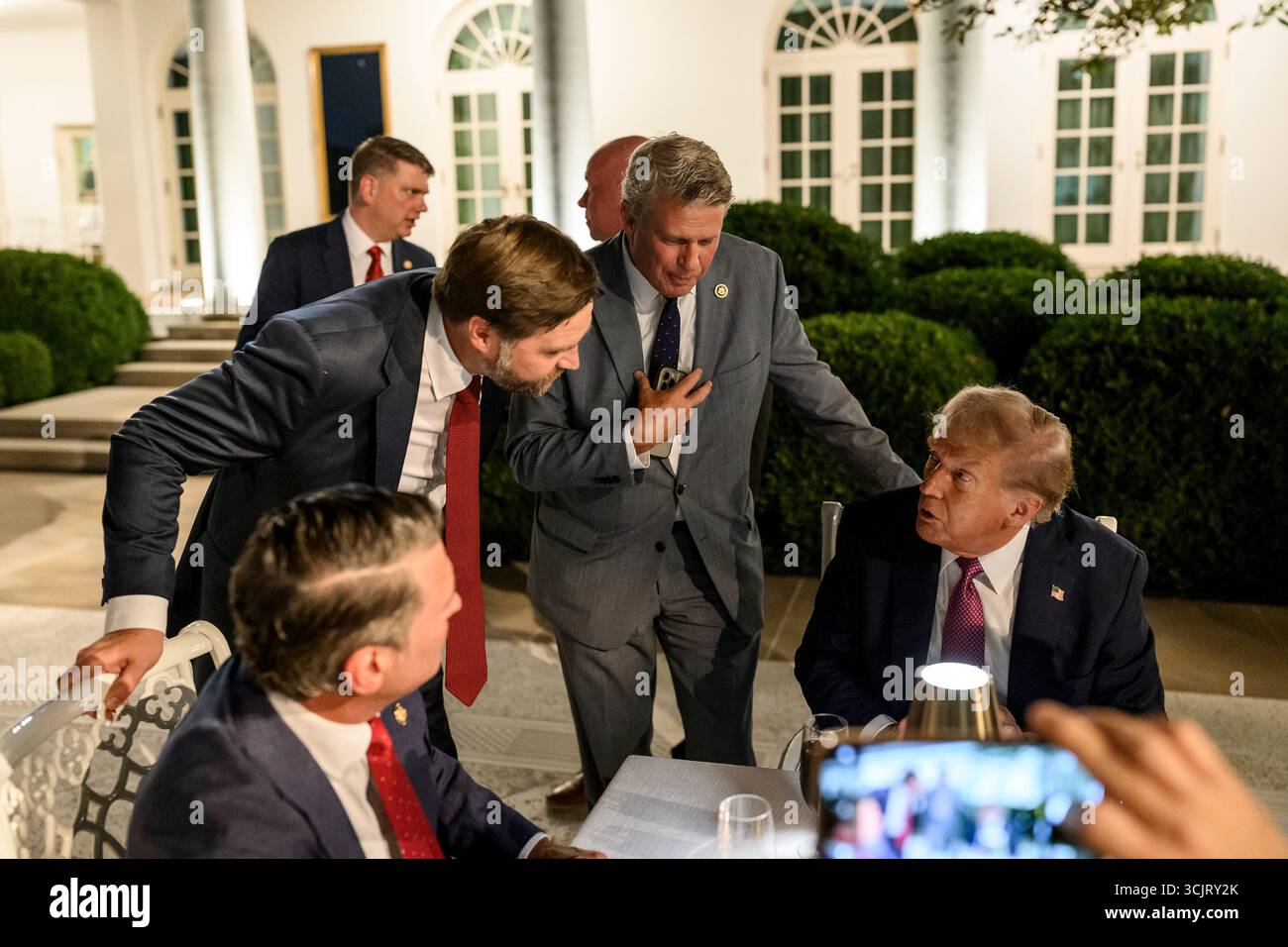 Washington, Usa. September 2025. US-Vizepräsident JD Vance, links, hört Präsident Donald Trump, rechts, während der ersten Veranstaltung im Rose Garden, seit sie im Weißen Haus mit Pflasterstein bedeckt, 5. September 2025 in Washington, D.C. Credit: Daniel Torok/White House Photo/Alamy Live News Stockfoto