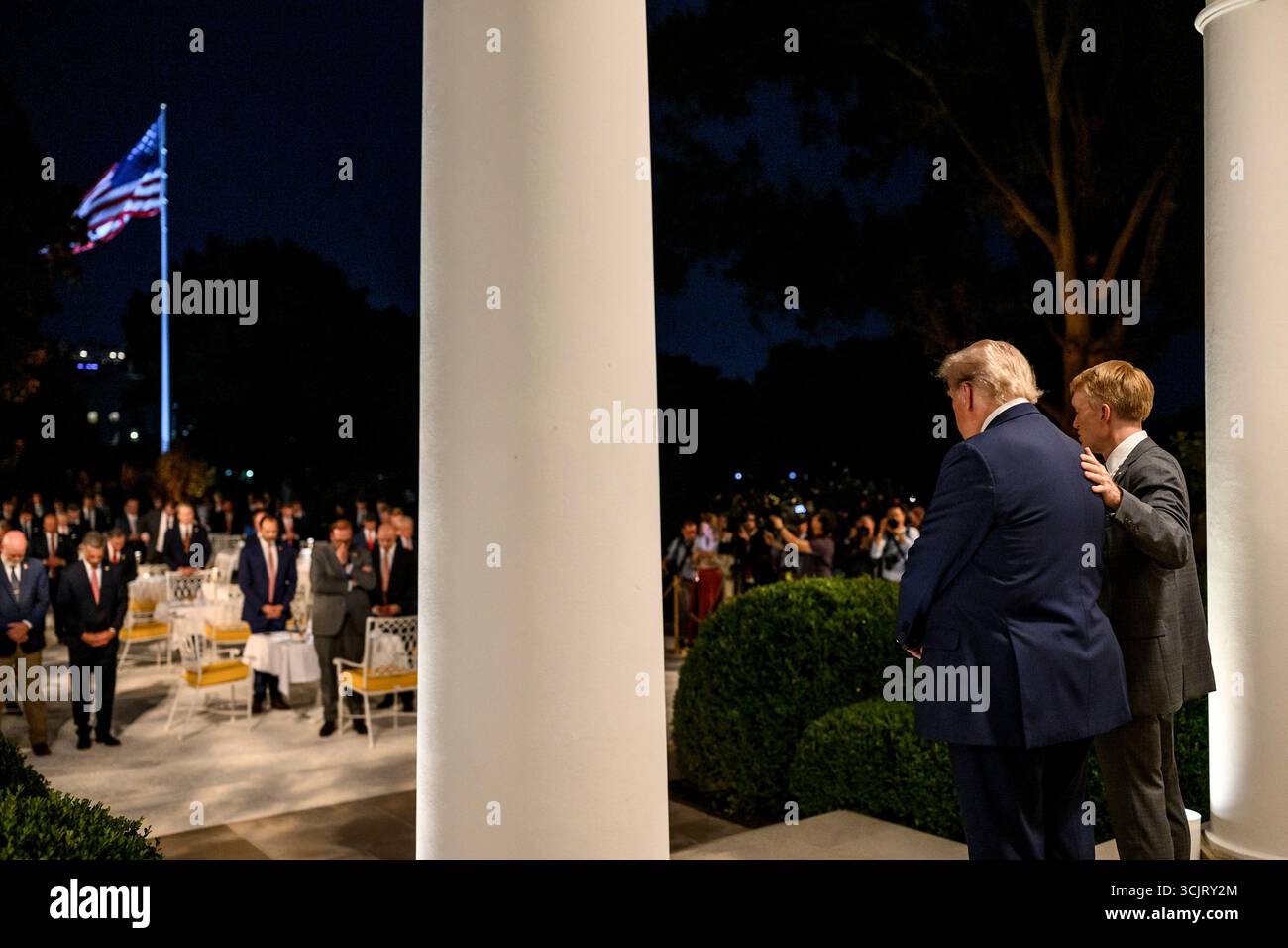 Washington, Usa. September 2025. US-Präsident Donald Trump, Linke, und Senator James Lankford, R-OK, sprechen während seiner ersten Veranstaltung im Rose Garden, seit er es mit Pflastersteinen im Weißen Haus bedeckt, am 5. September 2025 in Washington, D.C. Credit: Daniel Torok/White House Photo/Alamy Live News Stockfoto