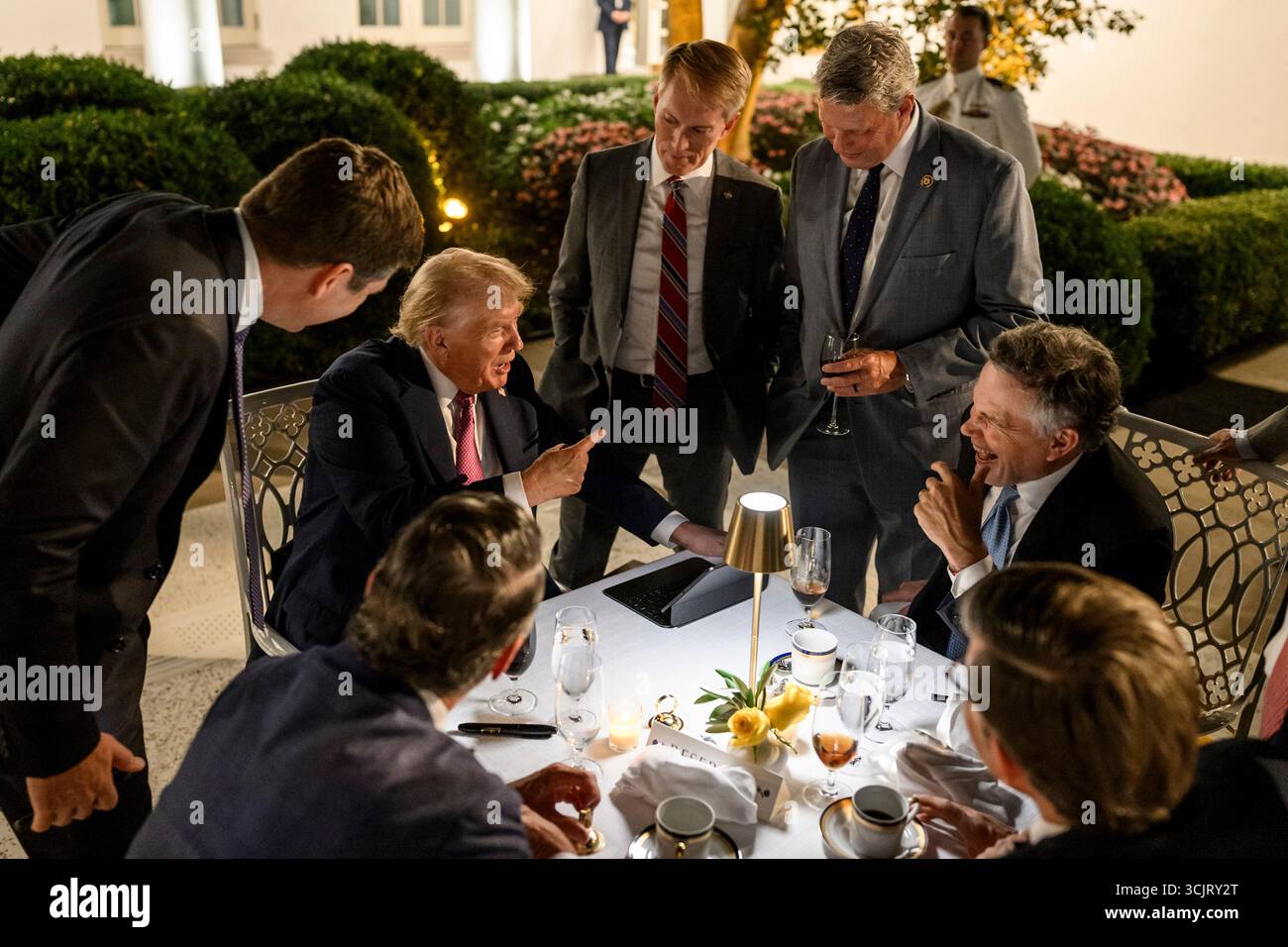 Washington, Usa. September 2025. Mitglieder des Kongresses treffen sich um US-Präsident Donald Trump, links, als er die erste Veranstaltung im Rose Garden veranstaltet, seit er es mit Pflasterstein im Weißen Haus bedeckte, am 5. September 2025 in Washington, D.C. Credit: Daniel Torok/White House Photo/Alamy Live News Stockfoto
