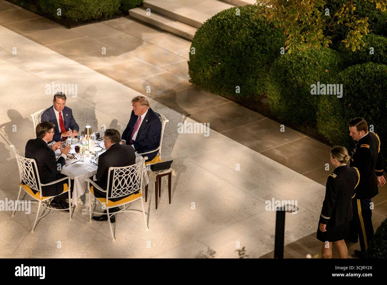 Washington, Usa. September 2025. US-Präsident Donald Trump, rechts, beherbergt Kongressabgeordnete während seiner ersten Veranstaltung im Rose Garden, seit er es im Weißen Haus mit Pflasterstein bedeckt, am 5. September 2025 in Washington, D.C. sitzend von links: Rep. Ronny Jackson, R-TX, House Speaker Mike Johnson, R-LA, Sen. Dave McCormick, R-PA und Präsident Trump. Quelle: Daniel Torok/White House Photo/Alamy Live News Stockfoto