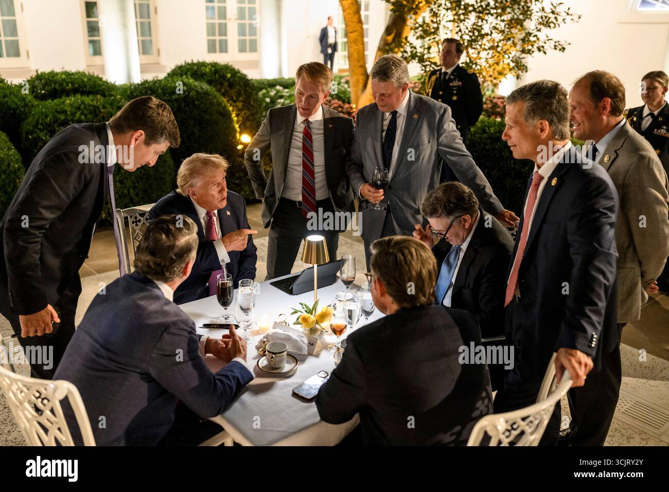 Washington, Usa. September 2025. Mitglieder des Kongresses treffen sich um US-Präsident Donald Trump, links, als er die erste Veranstaltung im Rose Garden veranstaltet, seit er es mit Pflasterstein im Weißen Haus bedeckte, am 5. September 2025 in Washington, D.C. Credit: Daniel Torok/White House Photo/Alamy Live News Stockfoto