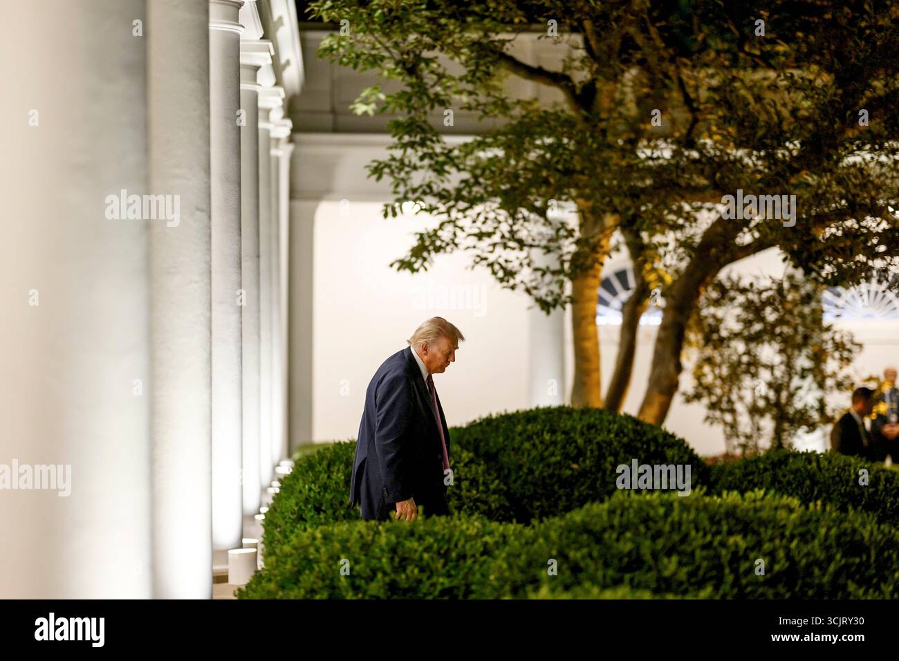 Washington, Usa. September 2025. US-Präsident Donald Trump kommt zum ersten Event im Rose Garden, seit er es mit Pflasterstein im Weißen Haus bedeckt, am 5. September 2025 in Washington, D.C. Credit: Daniel Torok/White House Photo/Alamy Live News Stockfoto