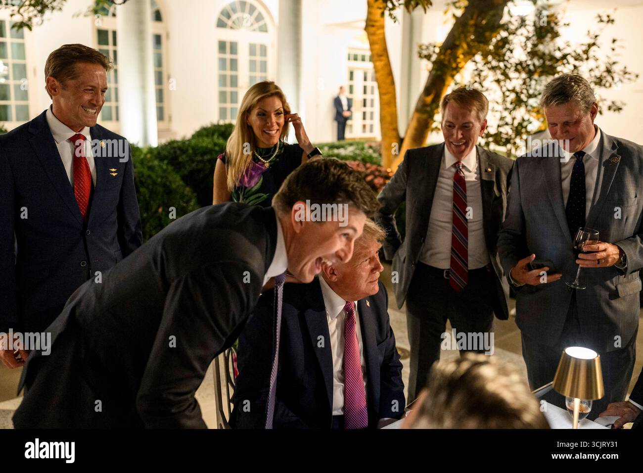 Washington, Usa. September 2025. Kongressabgeordnete treffen sich um US-Präsident Donald Trump, richtig, als er die erste Veranstaltung im Rose Garden veranstaltet, seit er es mit Pflasterstein im Weißen Haus bedeckte, 5. September 2025 in Washington, D.C. Credit: Daniel Torok/White House Photo/Alamy Live News Stockfoto