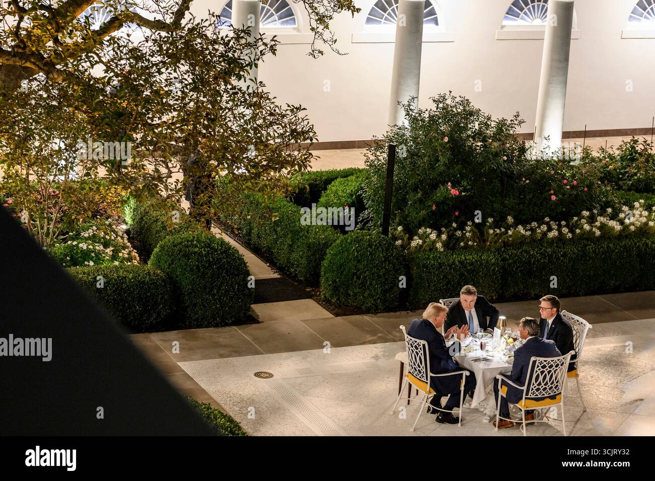 Washington, Usa. September 2025. US-Präsident Donald Trump, links, beherbergt Kongressabgeordnete während seiner ersten Veranstaltung im Rose Garden, seit er es im Weißen Haus mit Pflasterstein bedeckt, am 5. September 2025 in Washington, D.C. sitzend von links: Präsident Trump, Rep. Ronny Jackson, R-TX, House Speaker Mike Johnson, R-LA und Sen. Dave McCormick, R-PA. Quelle: Daniel Torok/White House Photo/Alamy Live News Stockfoto