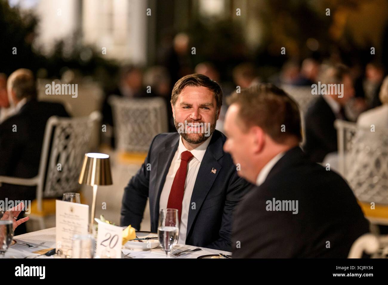 Washington, Usa. September 2025. US-Vizepräsident JD Vance, links, plaudert mit einem Kongressabgeordneten während der ersten Veranstaltung im Rose Garden, seit sie im Weißen Haus mit Pflasterstein bedeckt wurde, 5. September 2025 in Washington, D.C. Credit: Daniel Torok/White House Photo/Alamy Live News Stockfoto