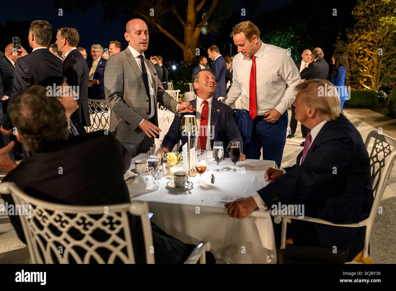 Washington, Usa. September 2025. Der stellvertretende Stabschef des Weißen Hauses Stephen Miller, links, schließt sich einer Gruppe von Kongressabgeordneten an, die mit US-Präsident Donald Trump, rechts, während der ersten Veranstaltung im Rose Garden seit der Abdeckung mit Pflasterstein im Weißen Haus, 5. September 2025 in Washington, D.C. Credit: Daniel Torok/White House Photo/Alamy Live News Stockfoto