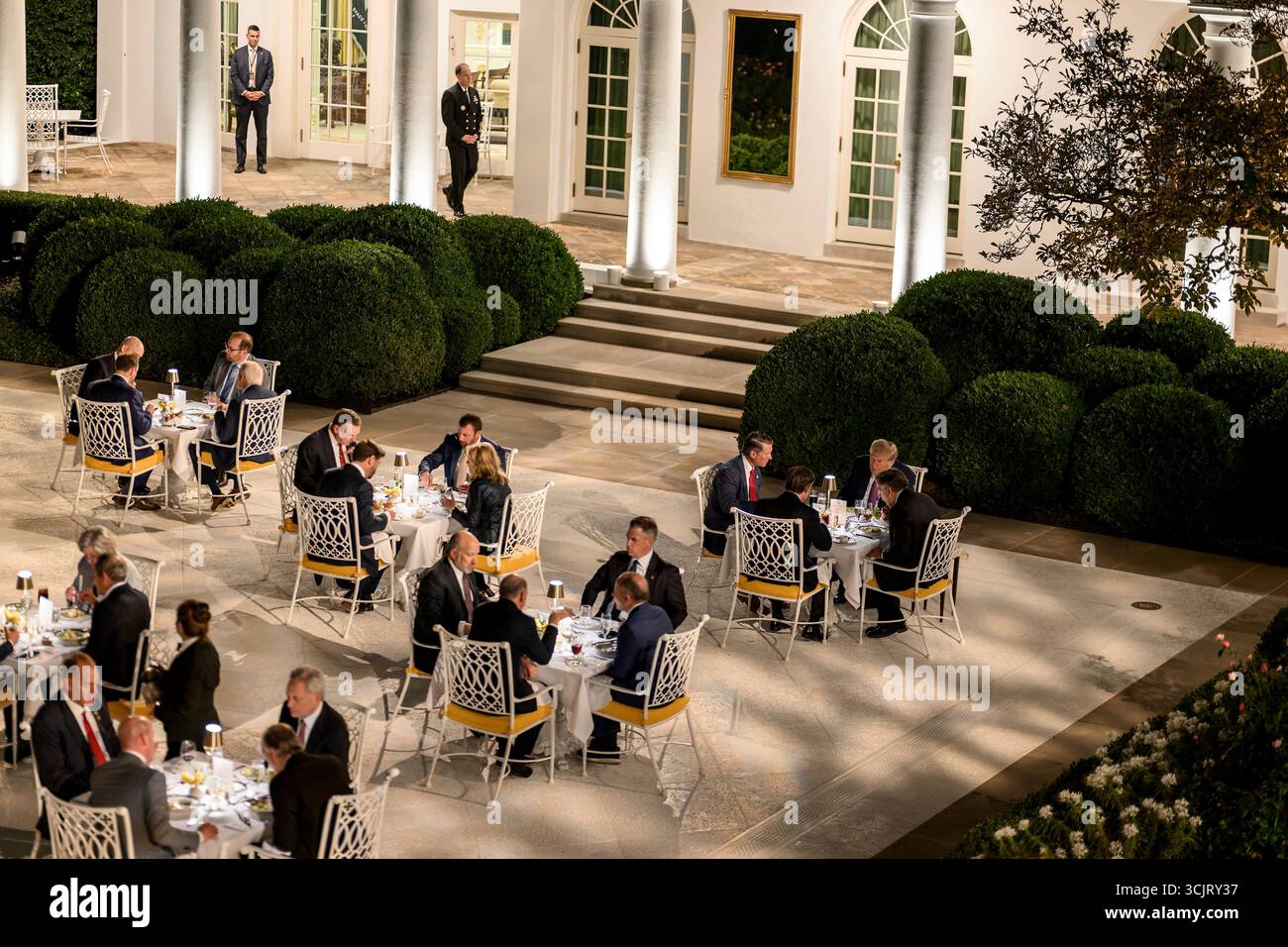 Washington, Usa. September 2025. US-Präsident Donald Trump, Right, veranstaltet Kongressabgeordnete während seiner ersten Veranstaltung im Rose Garden, seit er es mit Pflastersteinen im Weißen Haus bedeckt, am 5. September 2025 in Washington, D.C. Credit: Daniel Torok/White House Photo/Alamy Live News Stockfoto