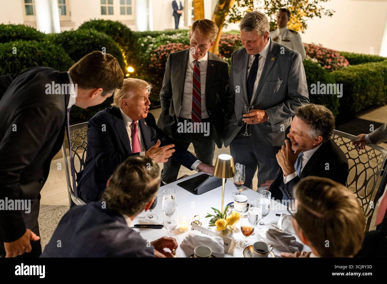 Washington, Usa. September 2025. Mitglieder des Kongresses drängen sich um US-Präsident Donald Trump, der während der ersten Veranstaltung im Rose Garden, seit er es im Weißen Haus mit Pflasterstein bedeckt, am 5. September 2025 in Washington, D.C. Credit: Daniel Torok/White House Photo/Alamy Live News Stockfoto