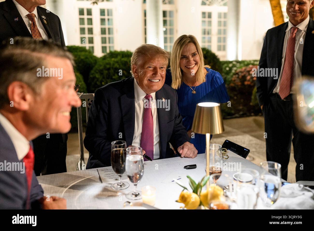 Washington, Usa. September 2025. US-Präsident Donald Trump, Center, beherbergt Kongressabgeordnete während seiner ersten Veranstaltung im Rose Garden, seit er es mit Pflastersteinen im Weißen Haus bedeckt, am 5. September 2025 in Washington, D.C. Credit: Daniel Torok/White House Photo/Alamy Live News Stockfoto