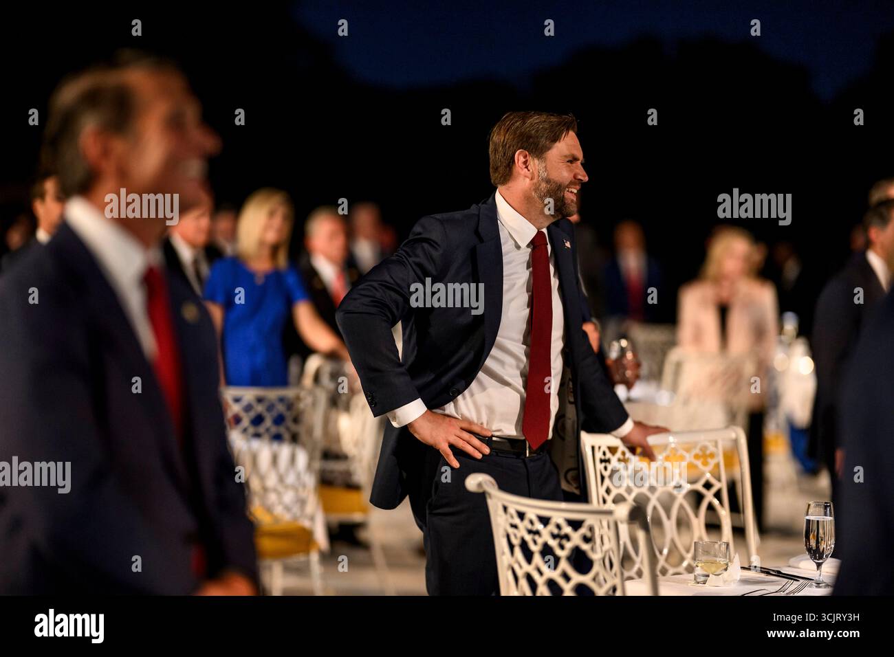 Washington, Usa. September 2025. US-Vizepräsident JD Vance, plaudert mit Kongressabgeordneten während der ersten Veranstaltung im Rose Garden seit der Abdeckung mit Pflastersteinen im Weißen Haus, 5. September 2025 in Washington, D.C. Credit: Daniel Torok/White House Photo/Alamy Live News Stockfoto