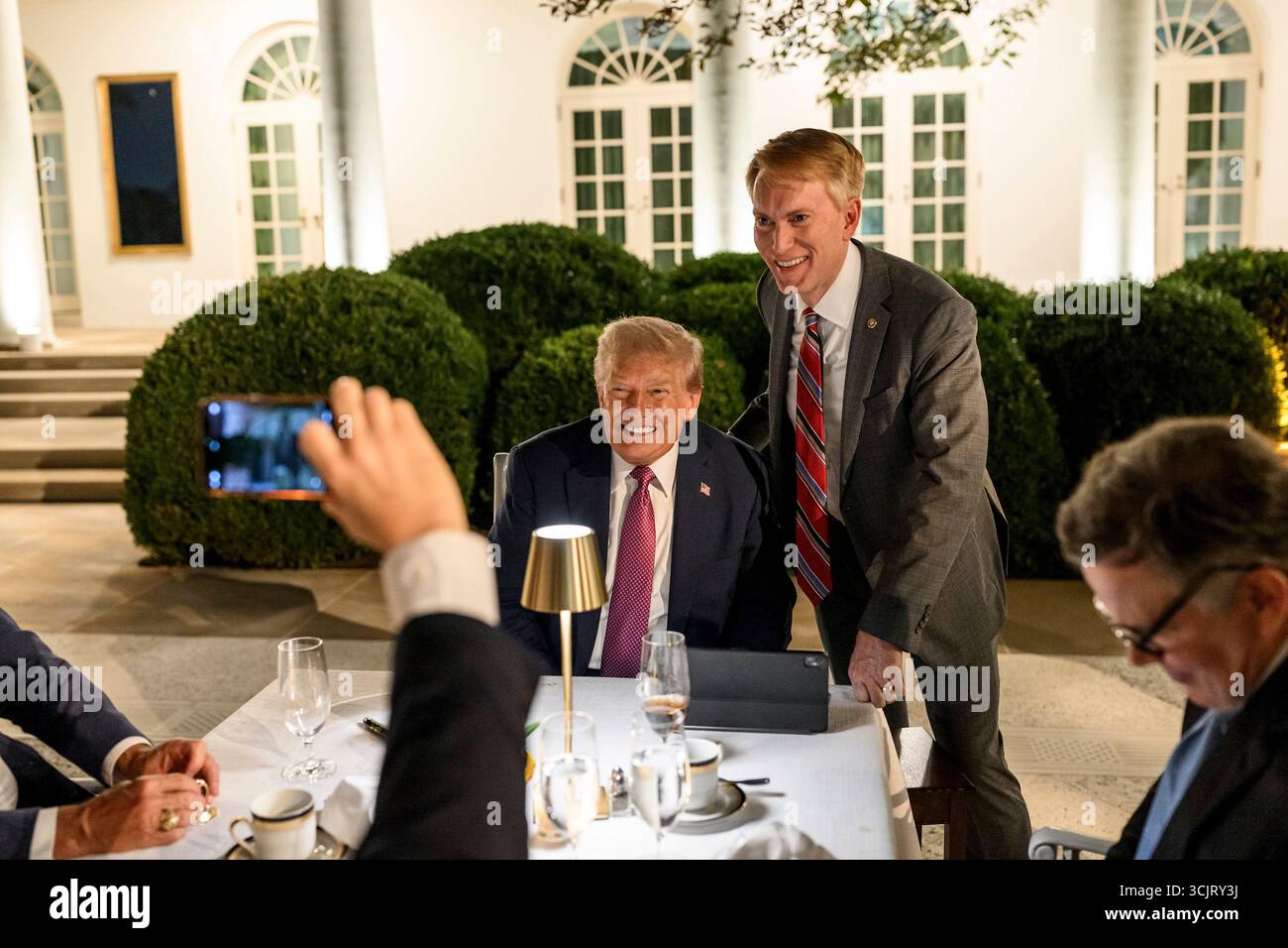 Washington, Usa. September 2025. US-Präsident Donald Trump, Center, posiert mit Senator James Lankford, R-OK, während er während seiner ersten Veranstaltung im Rose Garden, seit er es mit Pflasterstein im Weißen Haus bedeckt, am 5. September 2025 in Washington, D.C. Credit: Daniel Torok/White House Photo/Alamy Live News Stockfoto