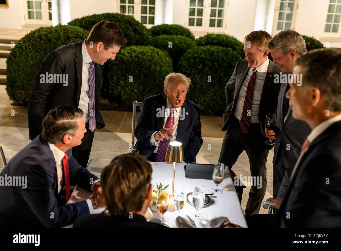 Washington, Usa. September 2025. Mitglieder des Kongresses drängen sich um US-Präsident Donald Trump, der während der ersten Veranstaltung im Rose Garden, seit er es im Weißen Haus mit Pflasterstein bedeckt, am 5. September 2025 in Washington, D.C. Credit: Daniel Torok/White House Photo/Alamy Live News Stockfoto
