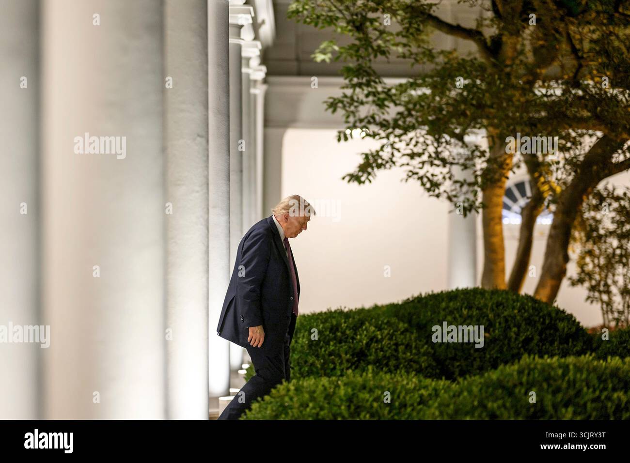 Washington, Usa. September 2025. US-Präsident Donald Trump kommt zum ersten Event im Rose Garden, seit er es mit Pflasterstein im Weißen Haus bedeckt, am 5. September 2025 in Washington, D.C. Credit: Daniel Torok/White House Photo/Alamy Live News Stockfoto