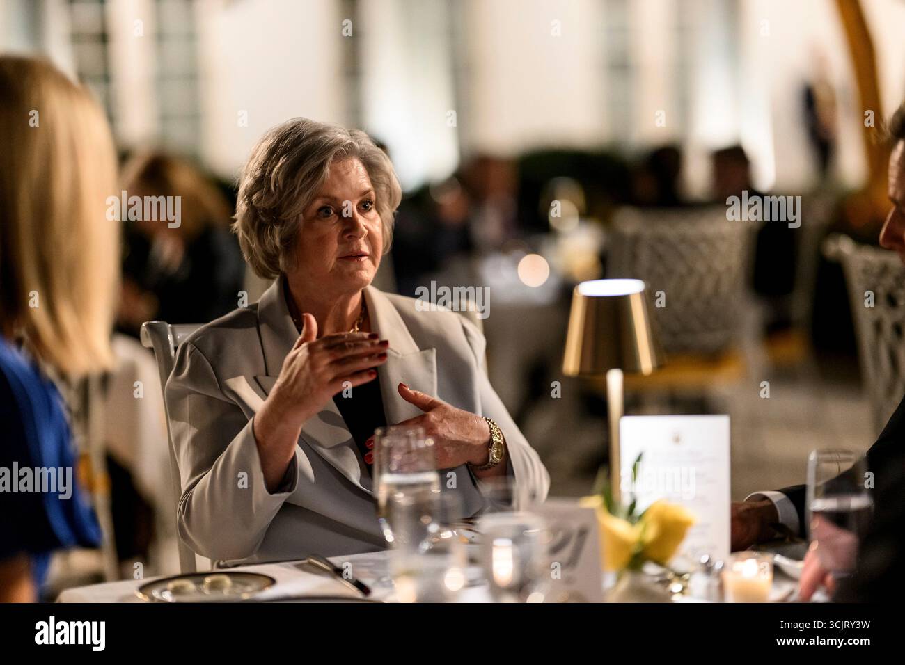 Washington, Usa. September 2025. Stabschef des Weißen Hauses Susie Wiles, Zentrum, während der ersten Veranstaltung im Rose Garden seit der Abdeckung mit Pflasterstein im Weißen Haus, 5. September 2025 in Washington, D.C. Credit: Daniel Torok/White House Photo/Alamy Live News Stockfoto