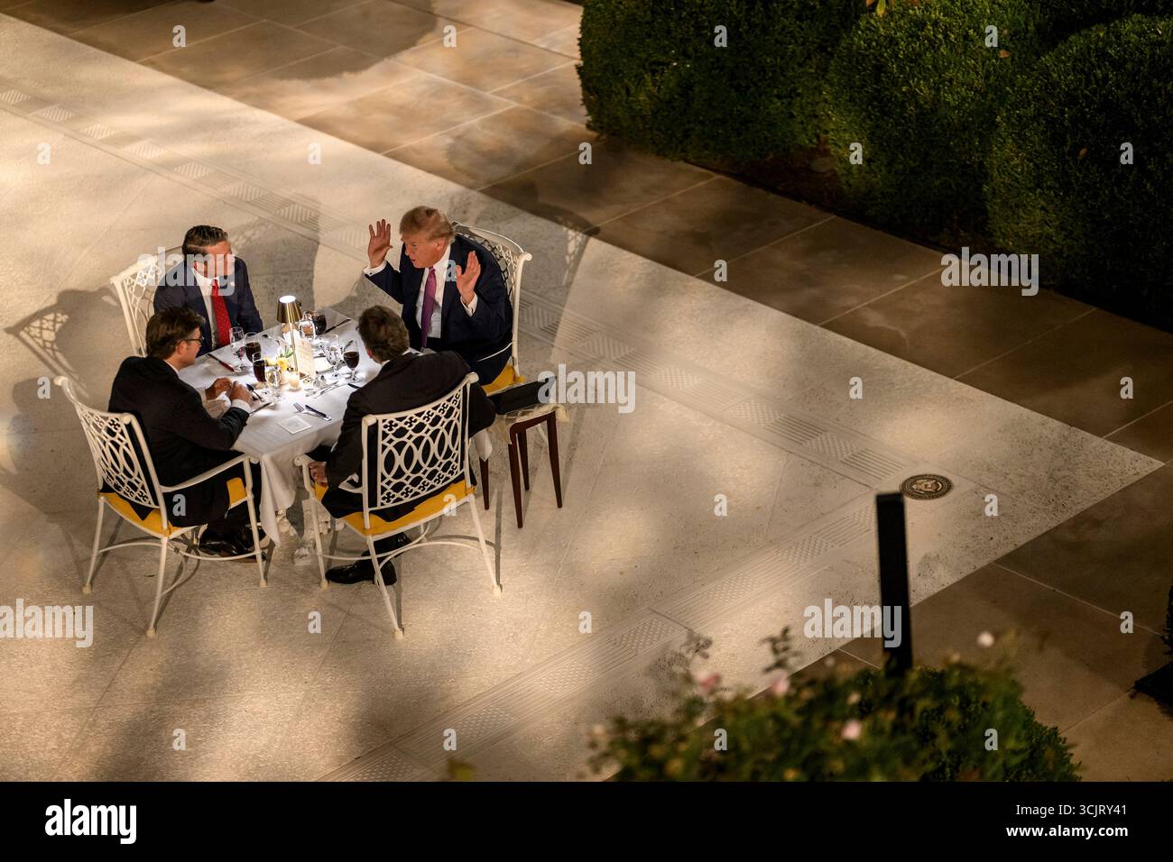 Washington, Usa. September 2025. US-Präsident Donald Trump, rechts, beherbergt Kongressabgeordnete während seiner ersten Veranstaltung im Rose Garden, seit er es im Weißen Haus mit Pflasterstein bedeckt, am 5. September 2025 in Washington, D.C. sitzend von links: Rep. Ronny Jackson, R-TX, House Speaker Mike Johnson, R-LA, Sen. Dave McCormick, R-PA und Präsident Trump. Quelle: Daniel Torok/White House Photo/Alamy Live News Stockfoto