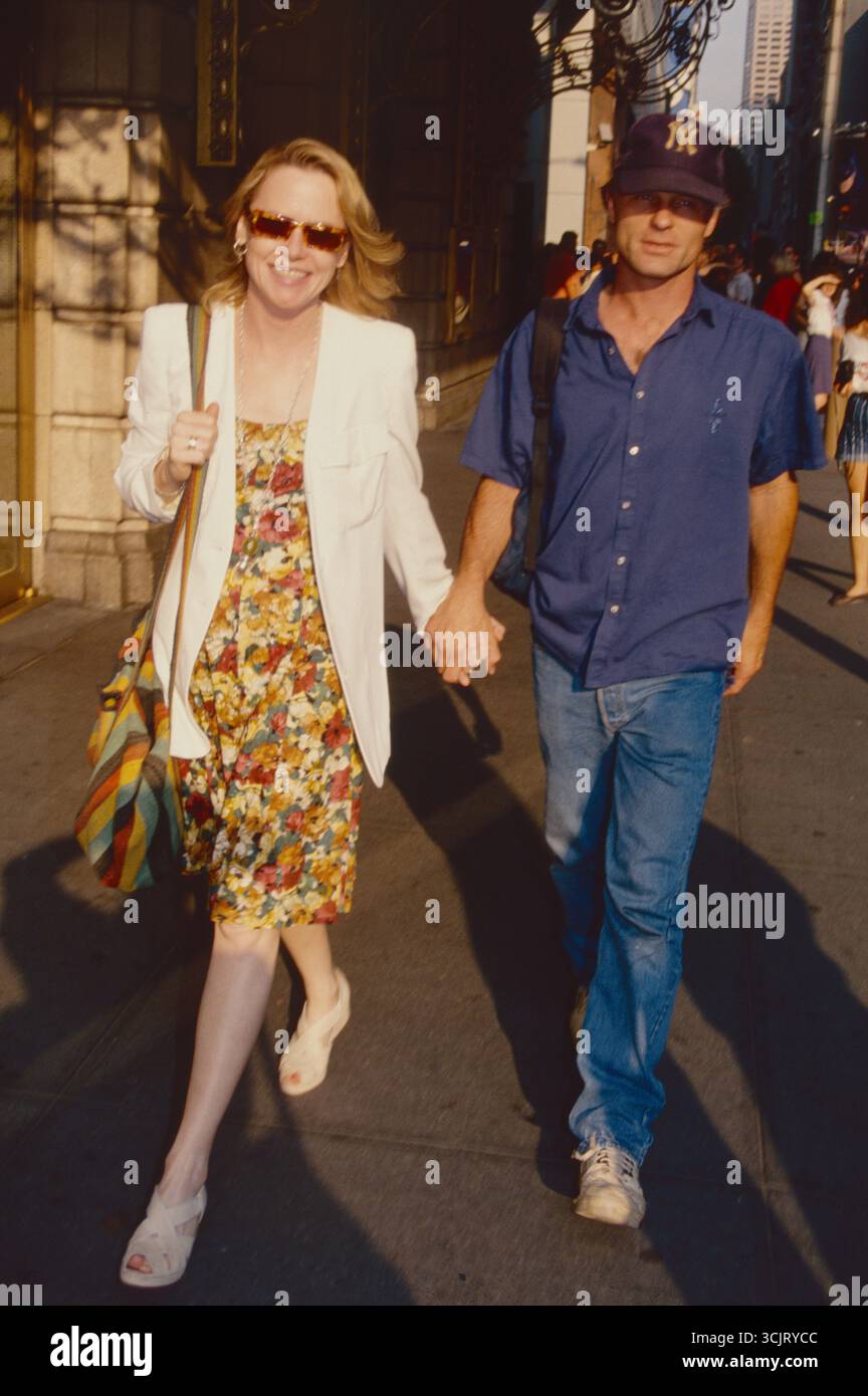 Amy Madigan und Ed Harris vor dem Ethel Barrymore Theatre in New York City im Jahr 1992. Foto: Henry McGee/MediaPunch Stockfoto
