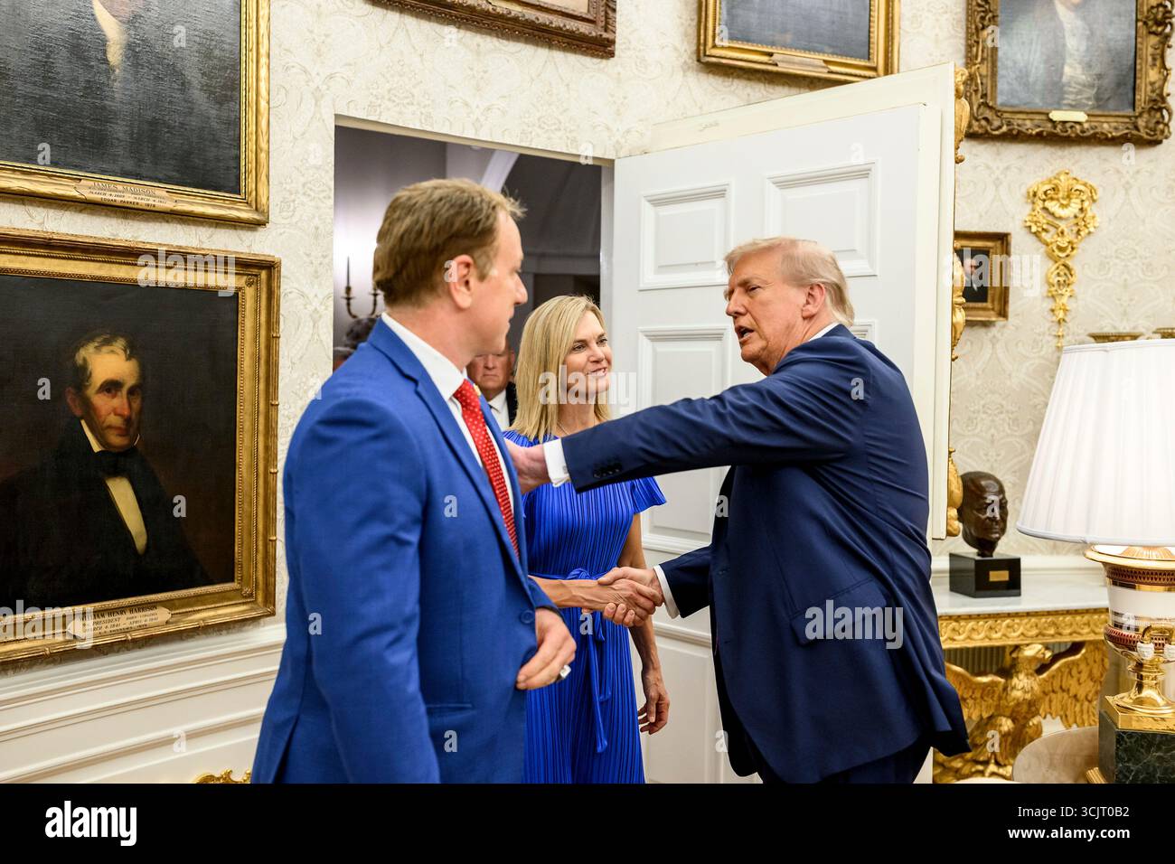 Washington, Usa. September 2025. US-Präsident Donald Trump begrüßt die Kongressabgeordneten bei ihrem Empfang im Oval Office des Weißen Hauses am 5. September 2025 in Washington, D.C. Trump war Gastgeber der Kongressabgeordneten für die erste Veranstaltung im Rose Garden, seit er ihn mit Pflasterstein bedeckt hat. Quelle: Daniel Torok/White House Photo/Alamy Live News Stockfoto