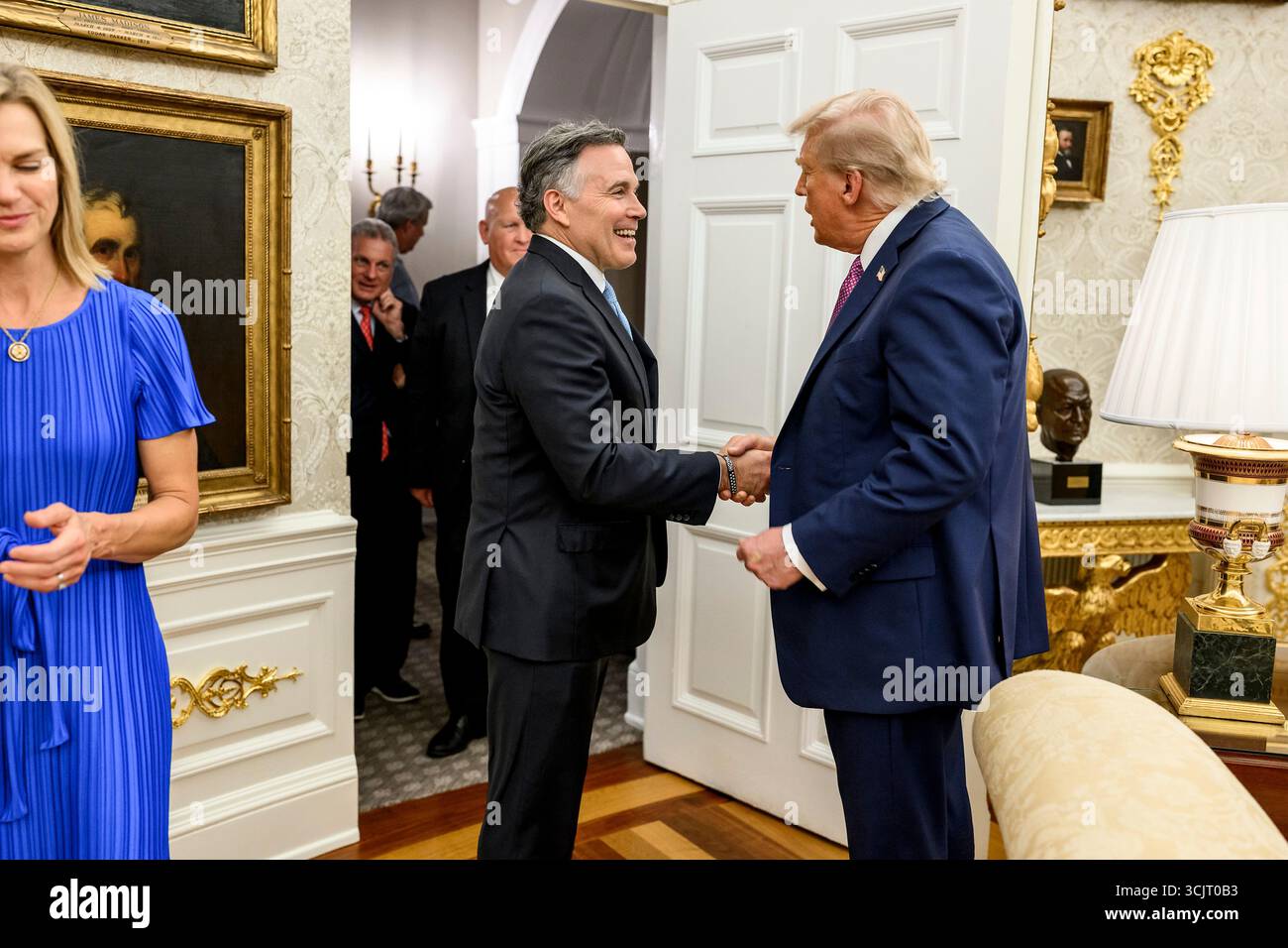 Washington, Usa. September 2025. US-Präsident Donald Trump begrüßt die Kongressabgeordneten bei ihrem Empfang im Oval Office des Weißen Hauses am 5. September 2025 in Washington, D.C. Trump war Gastgeber der Kongressabgeordneten für die erste Veranstaltung im Rose Garden, seit er ihn mit Pflasterstein bedeckt hat. Quelle: Daniel Torok/White House Photo/Alamy Live News Stockfoto