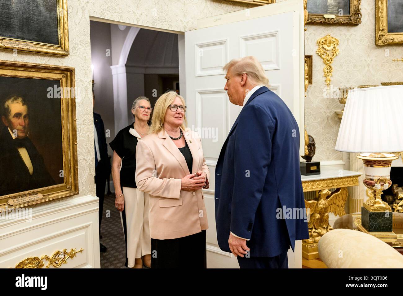 Washington, Usa. September 2025. US-Präsident Donald Trump begrüßt die Kongressabgeordneten bei ihrem Empfang im Oval Office des Weißen Hauses am 5. September 2025 in Washington, D.C. Trump war Gastgeber der Kongressabgeordneten für die erste Veranstaltung im Rose Garden, seit er ihn mit Pflasterstein bedeckt hat. Quelle: Daniel Torok/White House Photo/Alamy Live News Stockfoto