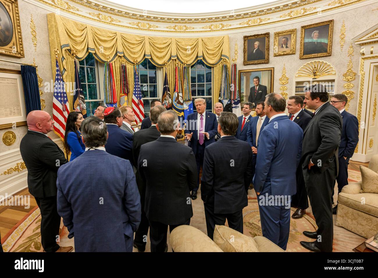 Washington, Usa. September 2025. US-Präsident Donald Trump, Center, spricht mit Kongressabgeordneten, als sie zu einem Empfang im Oval Office des Weißen Hauses am 5. September 2025 in Washington, D.C. ankommen. Trump war Gastgeber von Kongressabgeordneten für die erste Veranstaltung im Rose Garden seit der Verdeckung mit Pflasterstein. Quelle: Daniel Torok/White House Photo/Alamy Live News Stockfoto