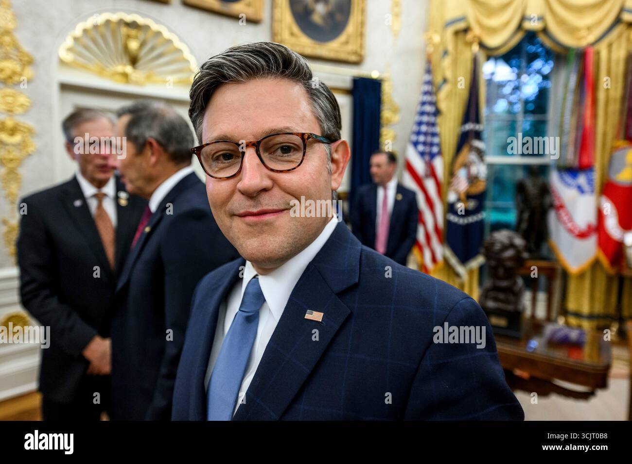 Washington, Usa. September 2025. Der Sprecher des US-Repräsentantenhauses Mike Johnson, R-LA, hielt während eines Empfangs, den Präsident Donald Trump im Oval Office des Weißen Hauses am 5. September 2025 in Washington, D.C. Trump hatte Kongressabgeordnete für die erste Veranstaltung im Rose Garden, seit er ihn mit Pflasterstein bedeckt hatte. Quelle: Daniel Torok/White House Photo/Alamy Live News Stockfoto