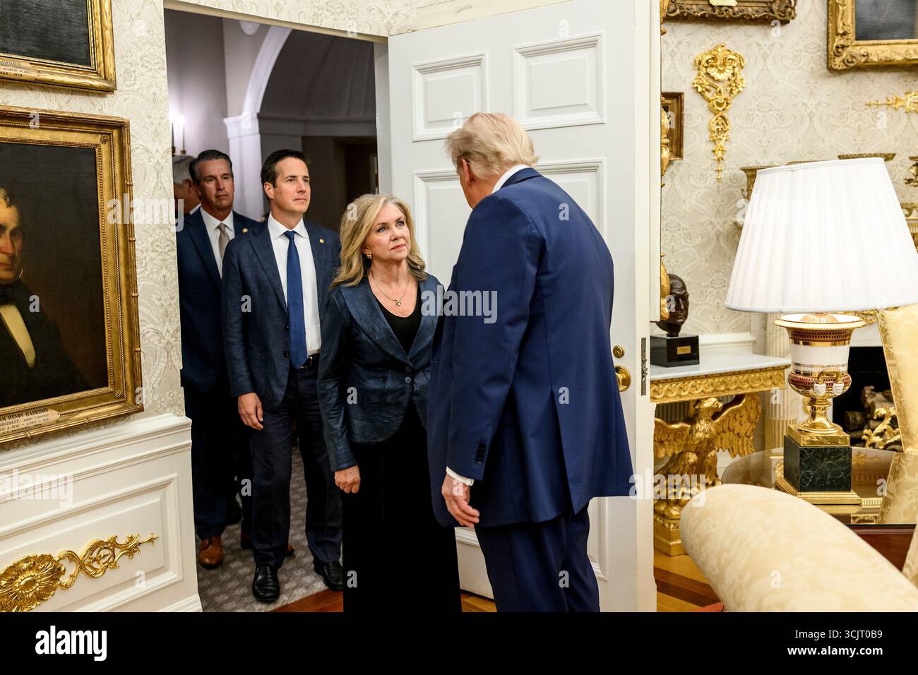 Washington, Usa. September 2025. US-Präsident Donald Trump begrüßt die Kongressabgeordneten bei ihrem Empfang im Oval Office des Weißen Hauses am 5. September 2025 in Washington, D.C. Trump war Gastgeber der Kongressabgeordneten für die erste Veranstaltung im Rose Garden, seit er ihn mit Pflasterstein bedeckt hat. Quelle: Daniel Torok/White House Photo/Alamy Live News Stockfoto