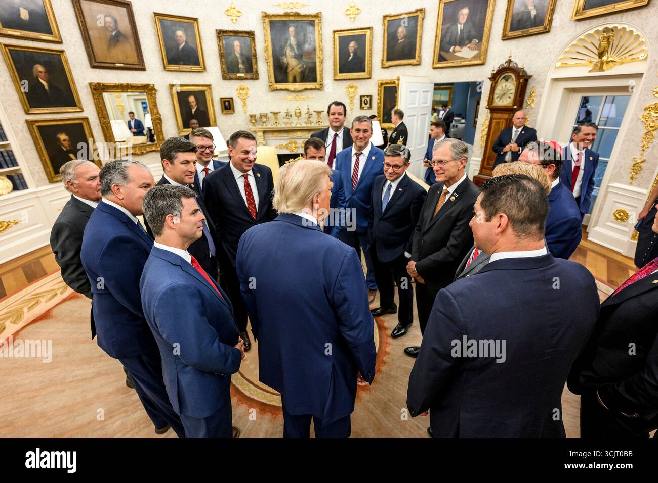 Washington, Usa. September 2025. US-Präsident Donald Trump, Center, spricht mit Kongressabgeordneten, als sie zu einem Empfang im Oval Office des Weißen Hauses am 5. September 2025 in Washington, D.C. ankommen. Trump war Gastgeber von Kongressabgeordneten für die erste Veranstaltung im Rose Garden seit der Verdeckung mit Pflasterstein. Quelle: Daniel Torok/White House Photo/Alamy Live News Stockfoto