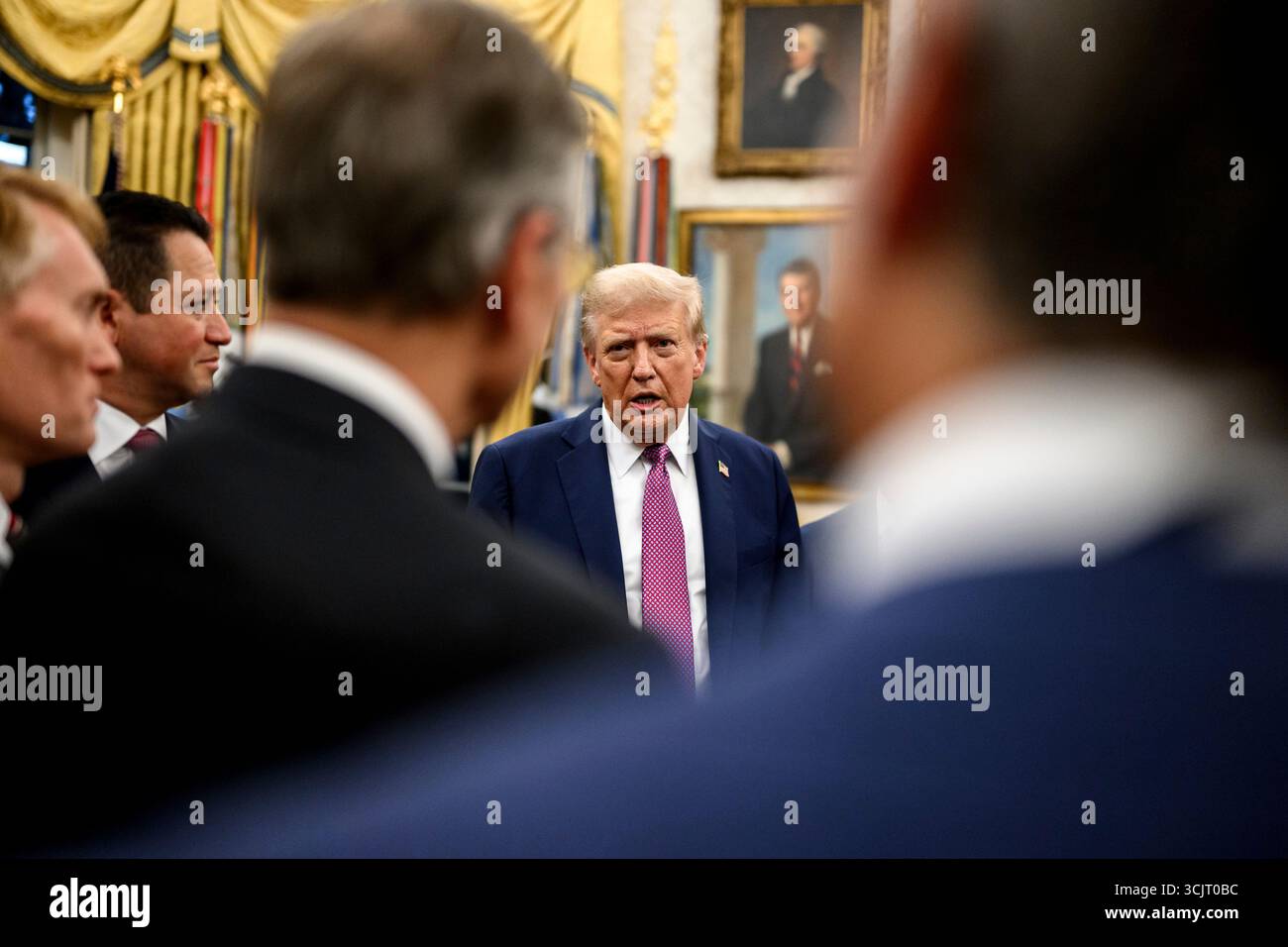 Washington, Usa. September 2025. US-Präsident Donald Trump, Center, spricht mit Kongressabgeordneten, als sie zu einem Empfang im Oval Office des Weißen Hauses am 5. September 2025 in Washington, D.C. ankommen. Trump war Gastgeber von Kongressabgeordneten für die erste Veranstaltung im Rose Garden seit der Verdeckung mit Pflasterstein. Quelle: Daniel Torok/White House Photo/Alamy Live News Stockfoto