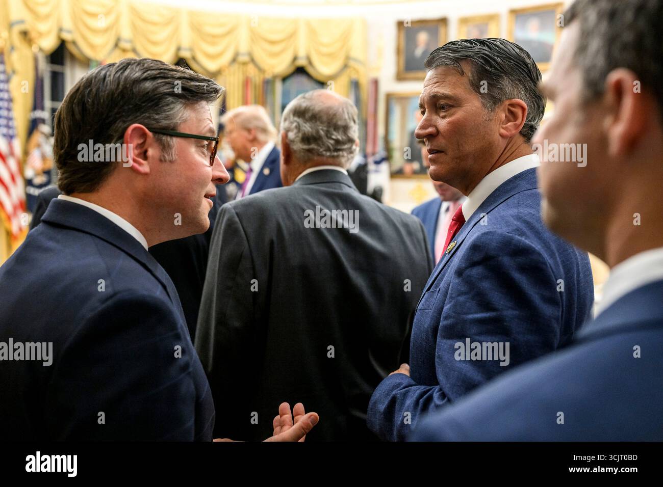 Washington, Usa. September 2025. Der Sprecher des US-Repräsentantenhauses Mike Johnson, R-LA, links, plaudert mit Mitgliedern des Kongresses während eines Empfangs, den Präsident Donald Trump im Oval Office des Weißen Hauses am 5. September 2025 in Washington, D.C. Trump veranstaltete Kongressabgeordnete für die erste Veranstaltung im Rose Garden, seit er es mit Pflastersteinen bedeckte. Quelle: Daniel Torok/White House Photo/Alamy Live News Stockfoto