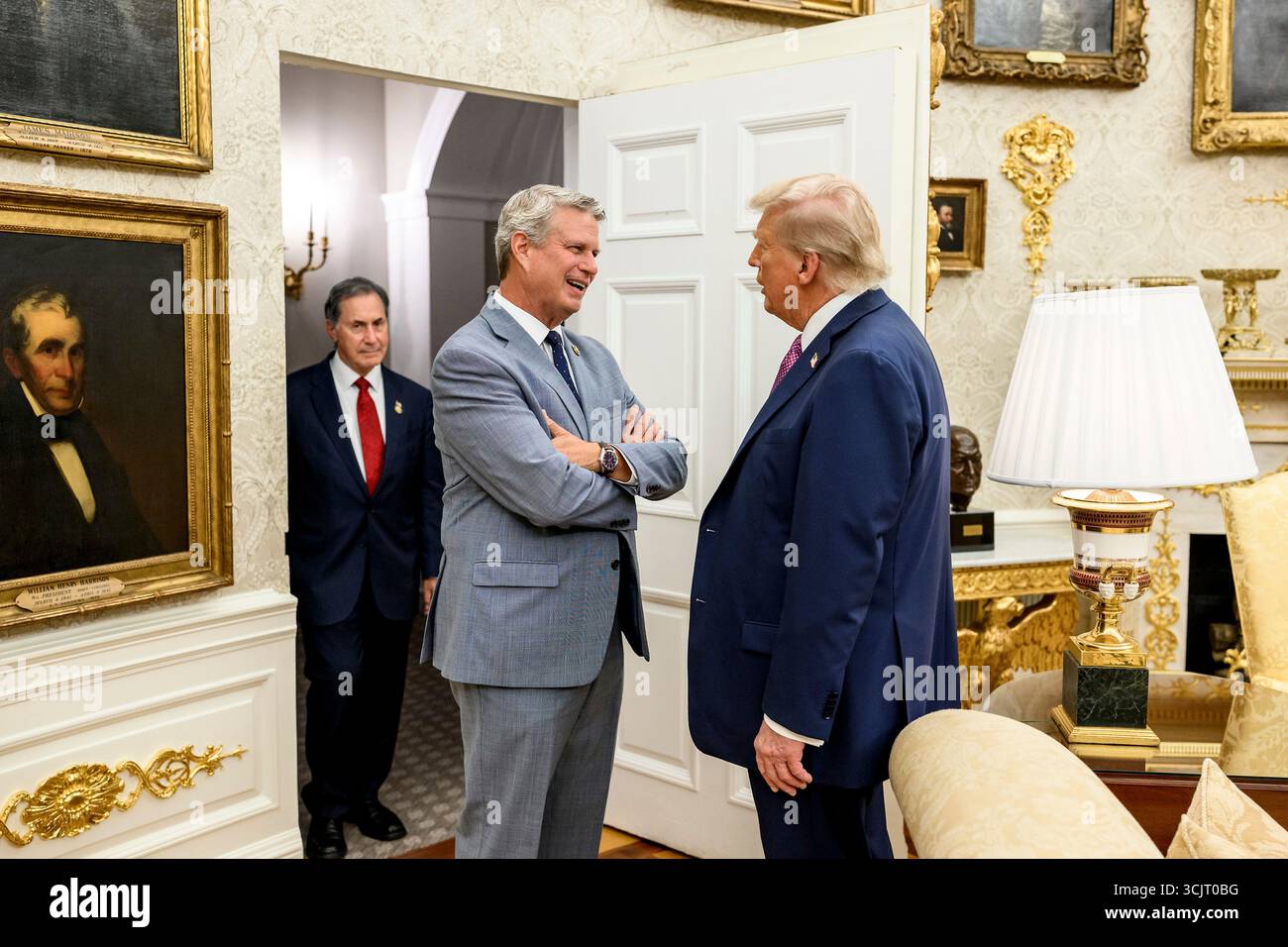 Washington, Usa. September 2025. US-Präsident Donald Trump begrüßt die Kongressabgeordneten bei ihrem Empfang im Oval Office des Weißen Hauses am 5. September 2025 in Washington, D.C. Trump war Gastgeber der Kongressabgeordneten für die erste Veranstaltung im Rose Garden, seit er ihn mit Pflasterstein bedeckt hat. Quelle: Daniel Torok/White House Photo/Alamy Live News Stockfoto