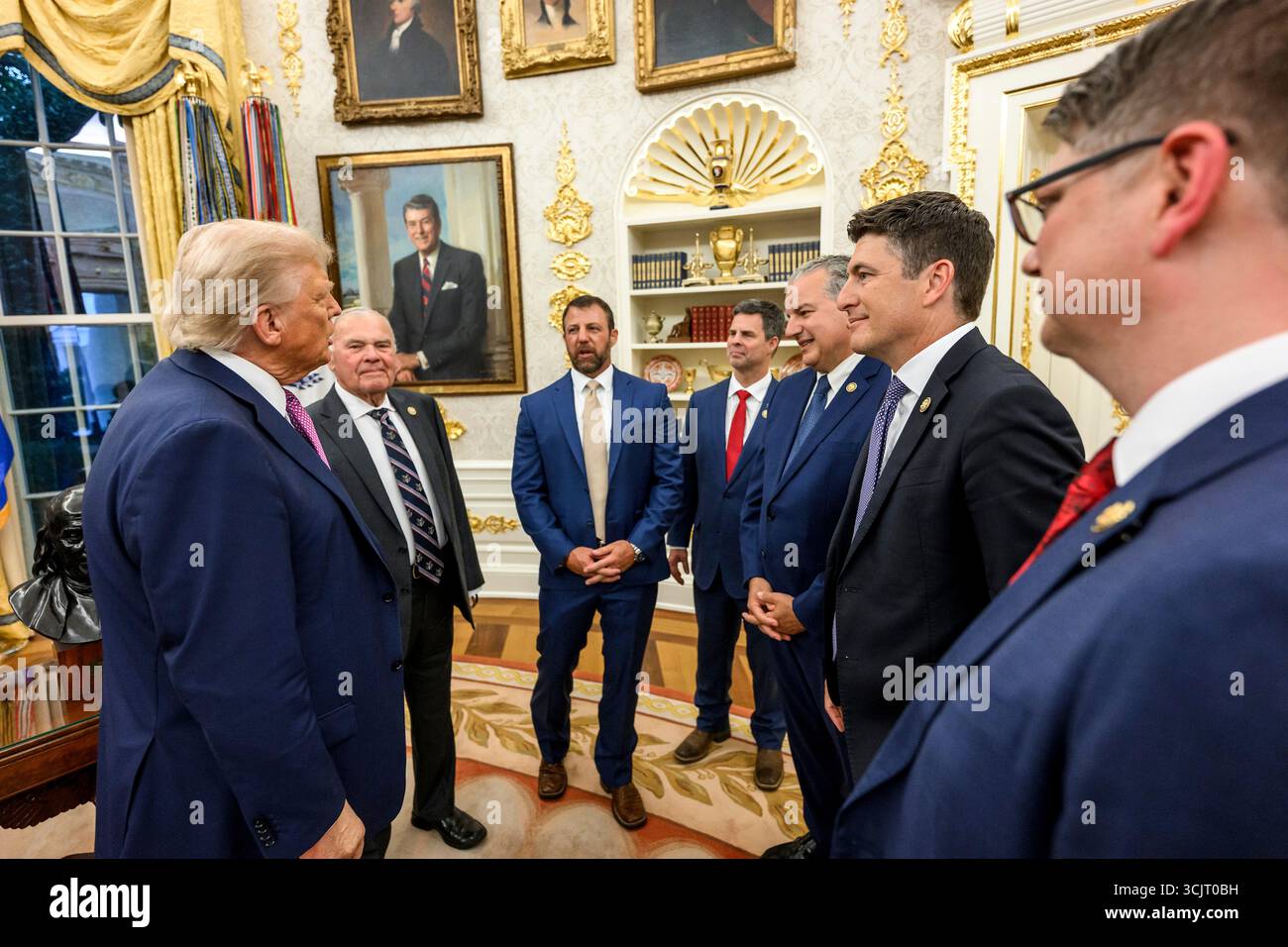 Washington, Usa. September 2025. US-Präsident Donald Trump, links, spricht mit den Kongressabgeordneten, als sie zu einem Empfang im Oval Office des Weißen Hauses am 5. September 2025 in Washington, D.C. kommen. Trump war Gastgeber der Kongressabgeordneten für die erste Veranstaltung im Rose Garden, seit er ihn mit Pflasterstein bedeckt hat. Quelle: Daniel Torok/White House Photo/Alamy Live News Stockfoto
