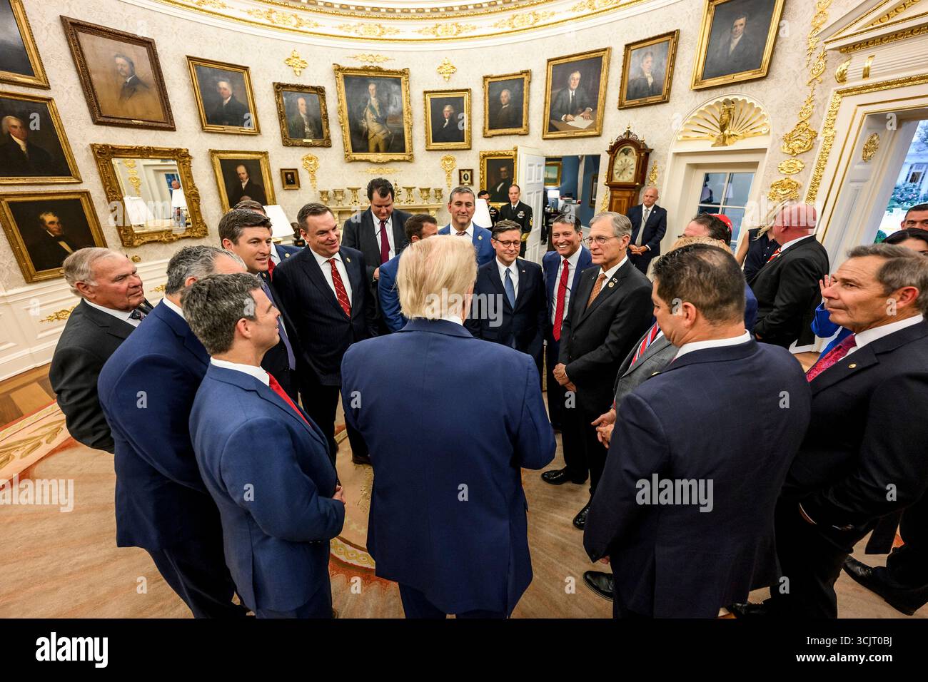 Washington, Usa. September 2025. US-Präsident Donald Trump, Center, spricht mit Kongressabgeordneten, als sie zu einem Empfang im Oval Office des Weißen Hauses am 5. September 2025 in Washington, D.C. ankommen. Trump war Gastgeber von Kongressabgeordneten für die erste Veranstaltung im Rose Garden seit der Verdeckung mit Pflasterstein. Quelle: Daniel Torok/White House Photo/Alamy Live News Stockfoto