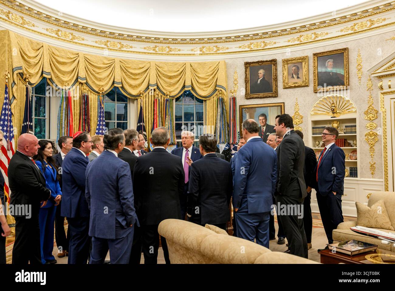 Washington, Usa. September 2025. US-Präsident Donald Trump, Center, spricht mit Kongressabgeordneten, als sie zu einem Empfang im Oval Office des Weißen Hauses am 5. September 2025 in Washington, D.C. ankommen. Trump war Gastgeber von Kongressabgeordneten für die erste Veranstaltung im Rose Garden seit der Verdeckung mit Pflasterstein. Quelle: Daniel Torok/White House Photo/Alamy Live News Stockfoto