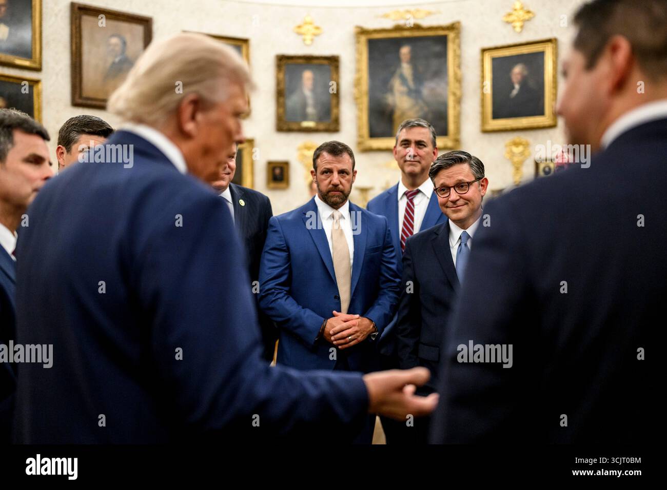 Washington, Usa. September 2025. US-Präsident Donald Trump, links, spricht mit den Kongressabgeordneten, als sie zu einem Empfang im Oval Office des Weißen Hauses am 5. September 2025 in Washington, D.C. kommen. Trump war Gastgeber der Kongressabgeordneten für die erste Veranstaltung im Rose Garden, seit er ihn mit Pflasterstein bedeckt hat. Quelle: Daniel Torok/White House Photo/Alamy Live News Stockfoto