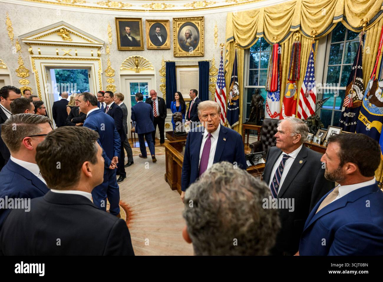 Washington, Usa. September 2025. US-Präsident Donald Trump, Center, spricht mit Kongressabgeordneten, als sie zu einem Empfang im Oval Office des Weißen Hauses am 5. September 2025 in Washington, D.C. ankommen. Trump war Gastgeber von Kongressabgeordneten für die erste Veranstaltung im Rose Garden seit der Verdeckung mit Pflasterstein. Quelle: Daniel Torok/White House Photo/Alamy Live News Stockfoto
