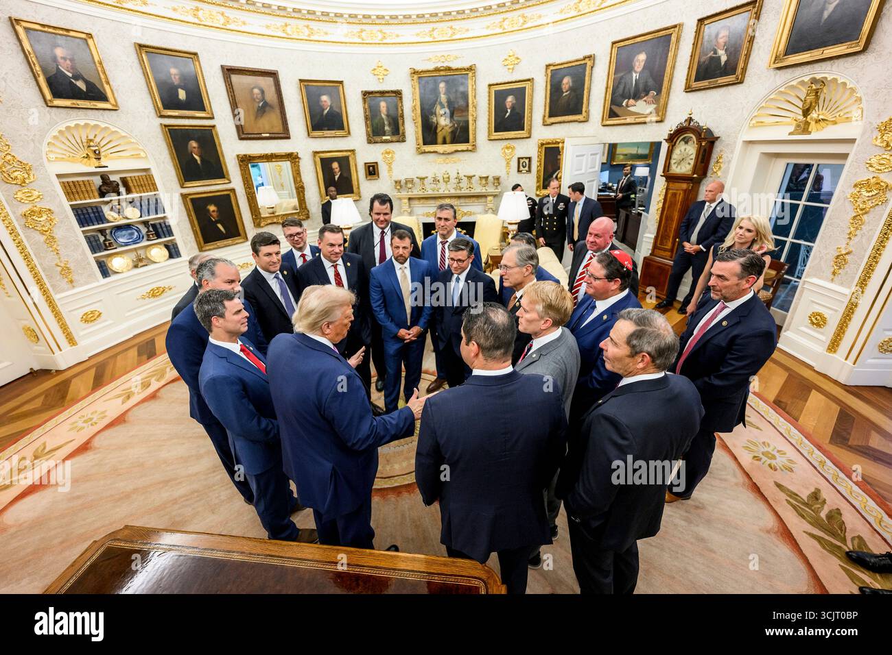 Washington, Usa. September 2025. US-Präsident Donald Trump, links, spricht mit den Kongressabgeordneten, als sie zu einem Empfang im Oval Office des Weißen Hauses am 5. September 2025 in Washington, D.C. kommen. Trump war Gastgeber der Kongressabgeordneten für die erste Veranstaltung im Rose Garden, seit er ihn mit Pflasterstein bedeckt hat. Quelle: Daniel Torok/White House Photo/Alamy Live News Stockfoto