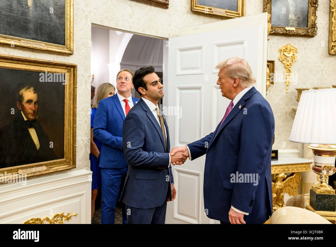 Washington, Usa. September 2025. US-Präsident Donald Trump begrüßt die Kongressabgeordneten bei ihrem Empfang im Oval Office des Weißen Hauses am 5. September 2025 in Washington, D.C. Trump war Gastgeber der Kongressabgeordneten für die erste Veranstaltung im Rose Garden, seit er ihn mit Pflasterstein bedeckt hat. Quelle: Daniel Torok/White House Photo/Alamy Live News Stockfoto